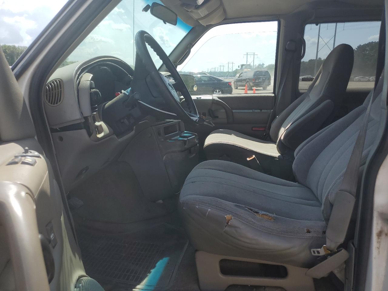 1999 Chevrolet Astro White vin: 1GNDM19W0XB194358