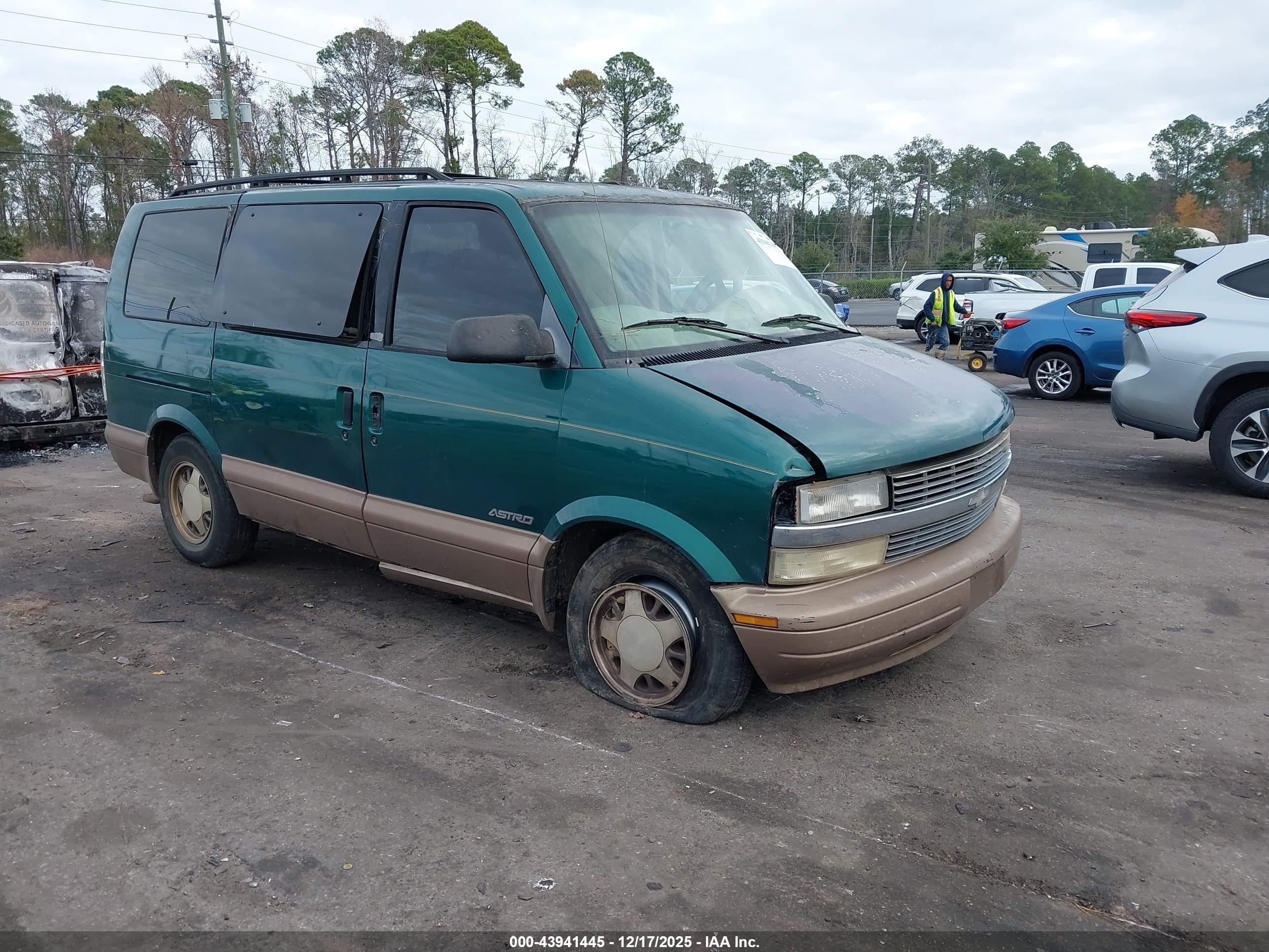 2000 Chevrolet Astro   Green vin: 1GNDM19W0YB182440