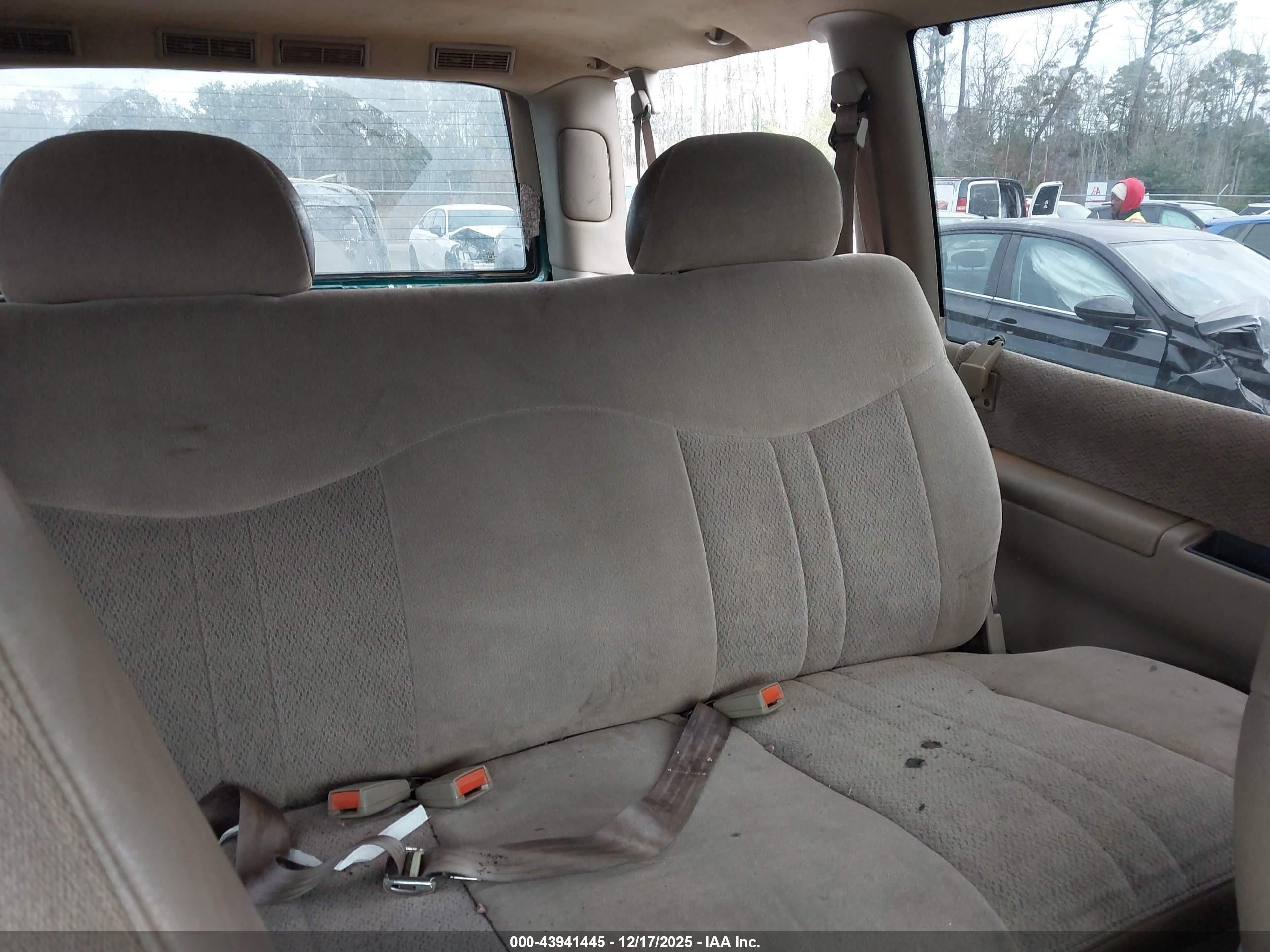 2000 Chevrolet Astro   Green vin: 1GNDM19W0YB182440