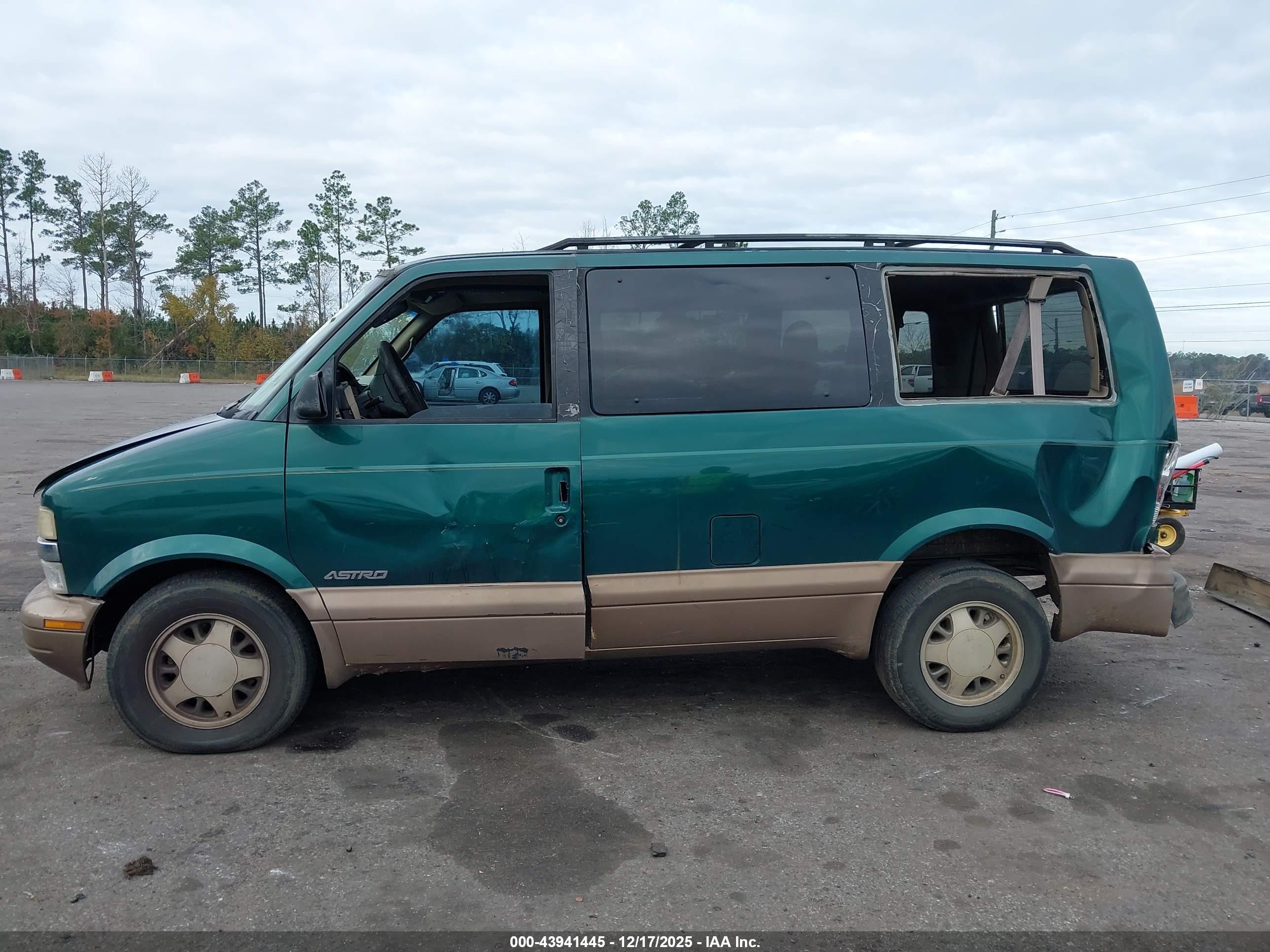 2000 Chevrolet Astro   Green vin: 1GNDM19W0YB182440