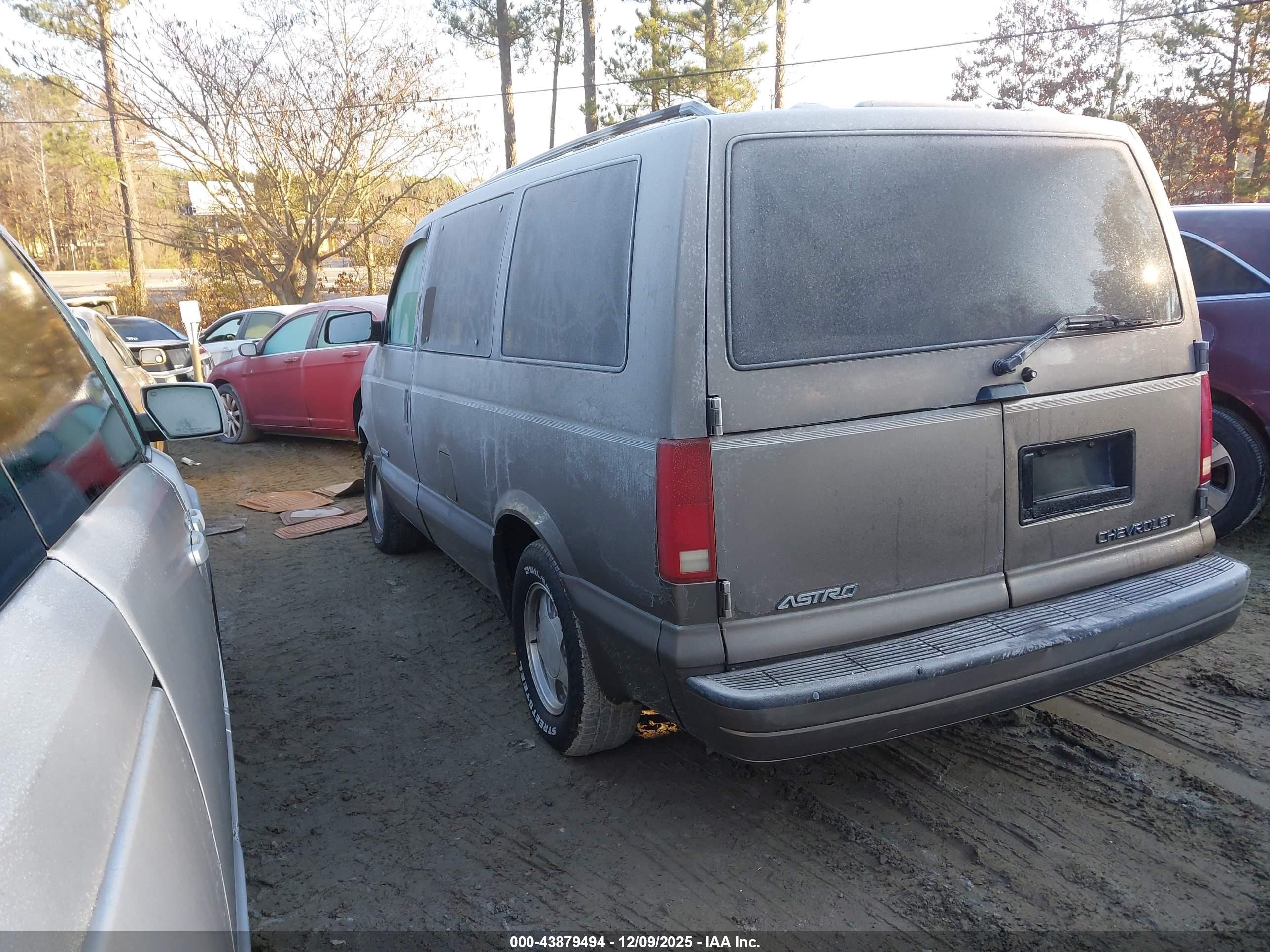 2000 Chevrolet Astro   Gray vin: 1GNDM19W0YB209748