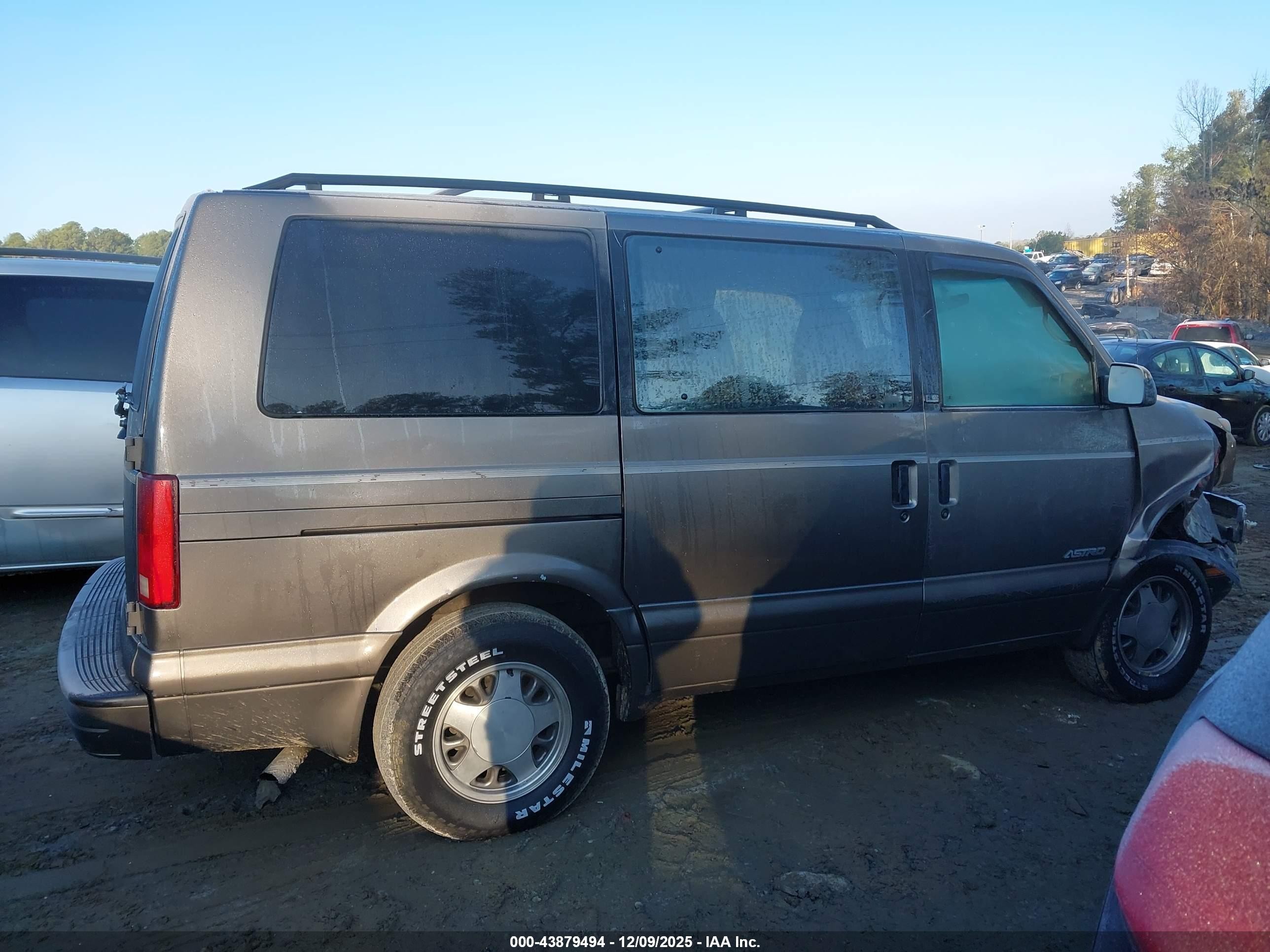 2000 Chevrolet Astro   Gray vin: 1GNDM19W0YB209748