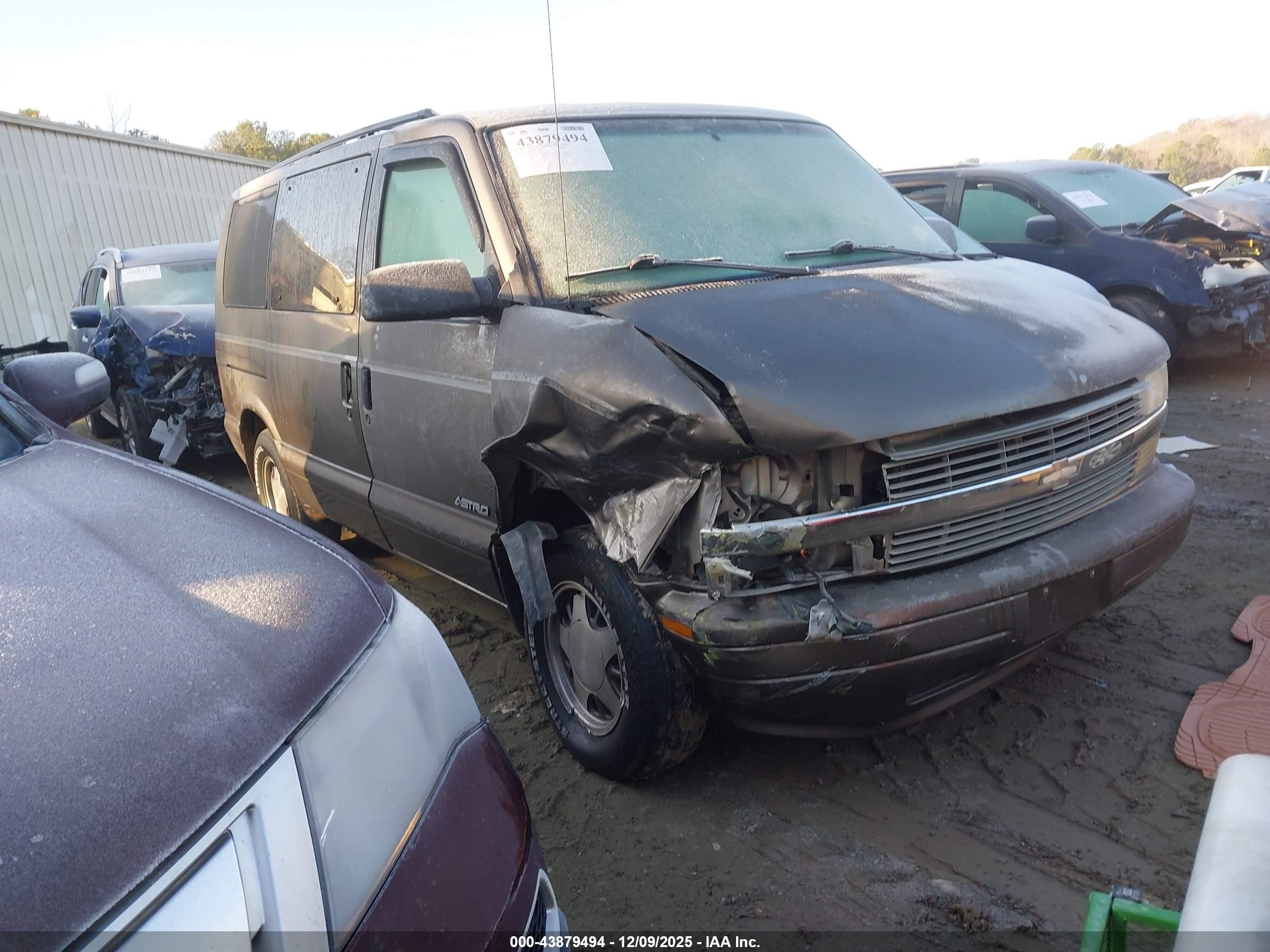 2000 Chevrolet Astro   Gray vin: 1GNDM19W0YB209748
