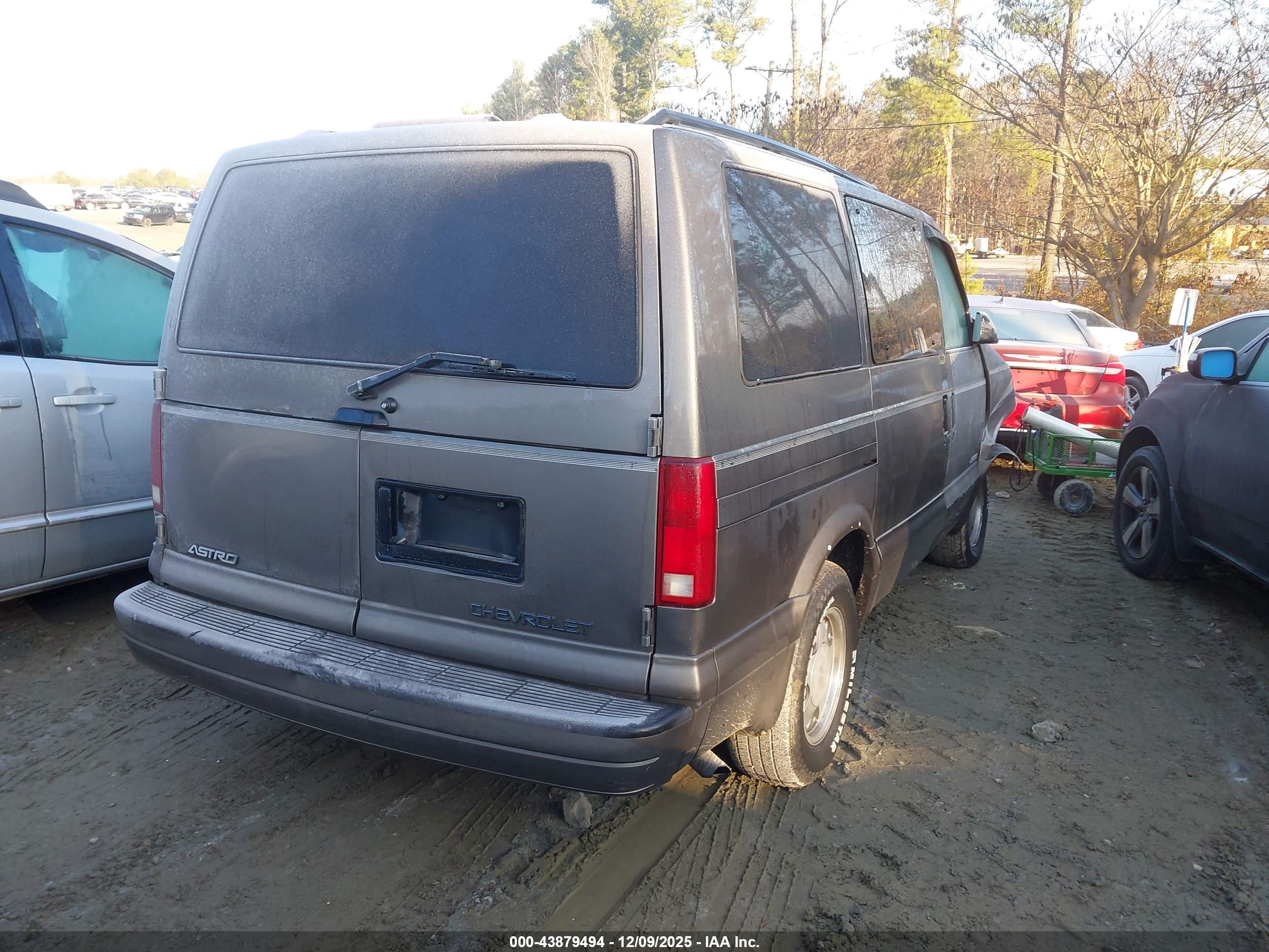 2000 Chevrolet Astro   Gray vin: 1GNDM19W0YB209748