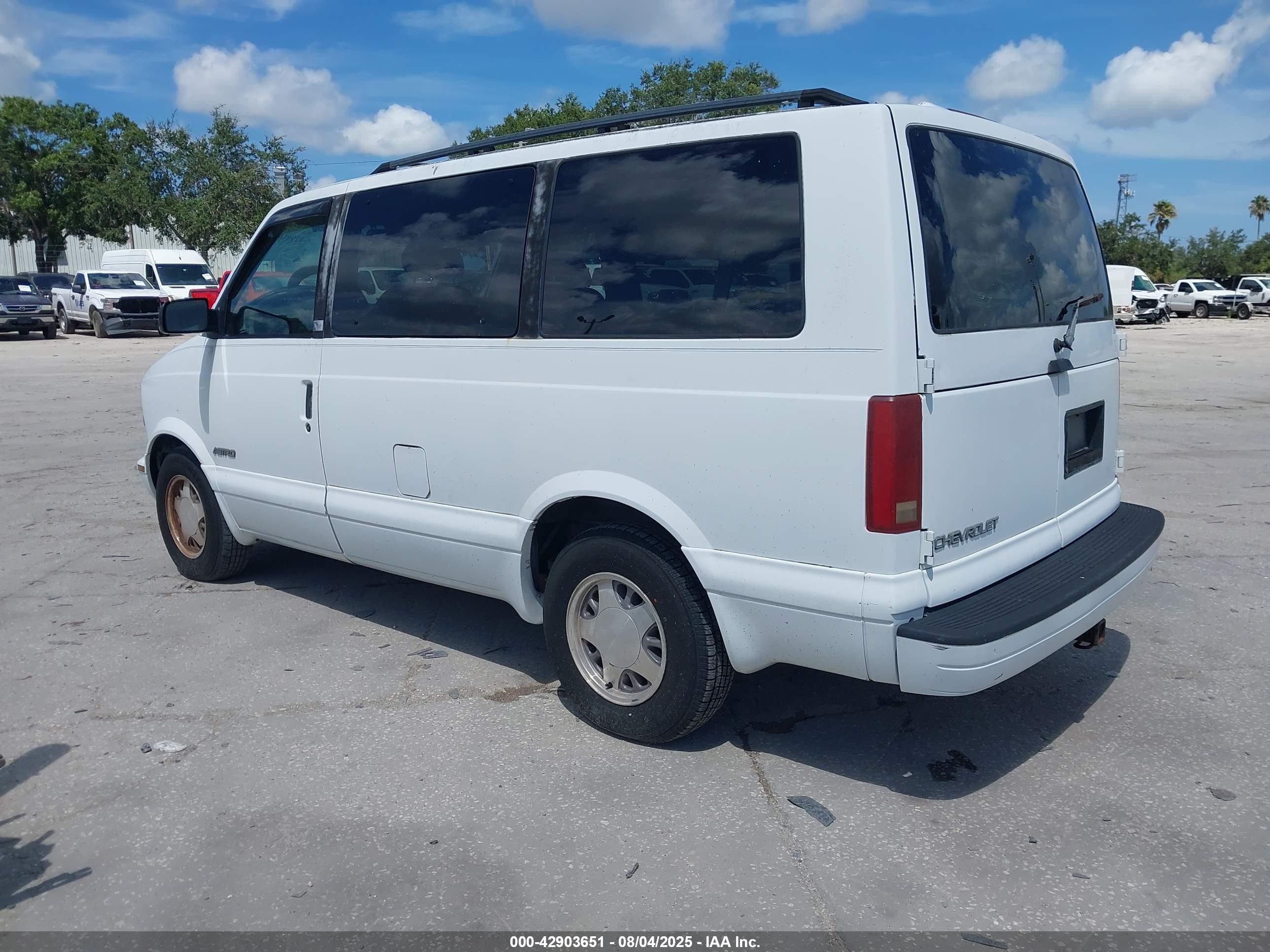 1997 Chevrolet Astro   White vin: 1GNDM19W1VB158532