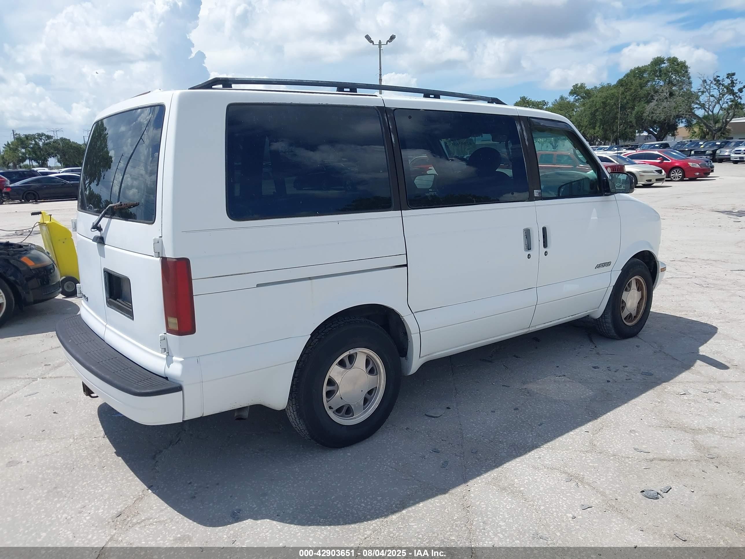 1997 Chevrolet Astro   White vin: 1GNDM19W1VB158532