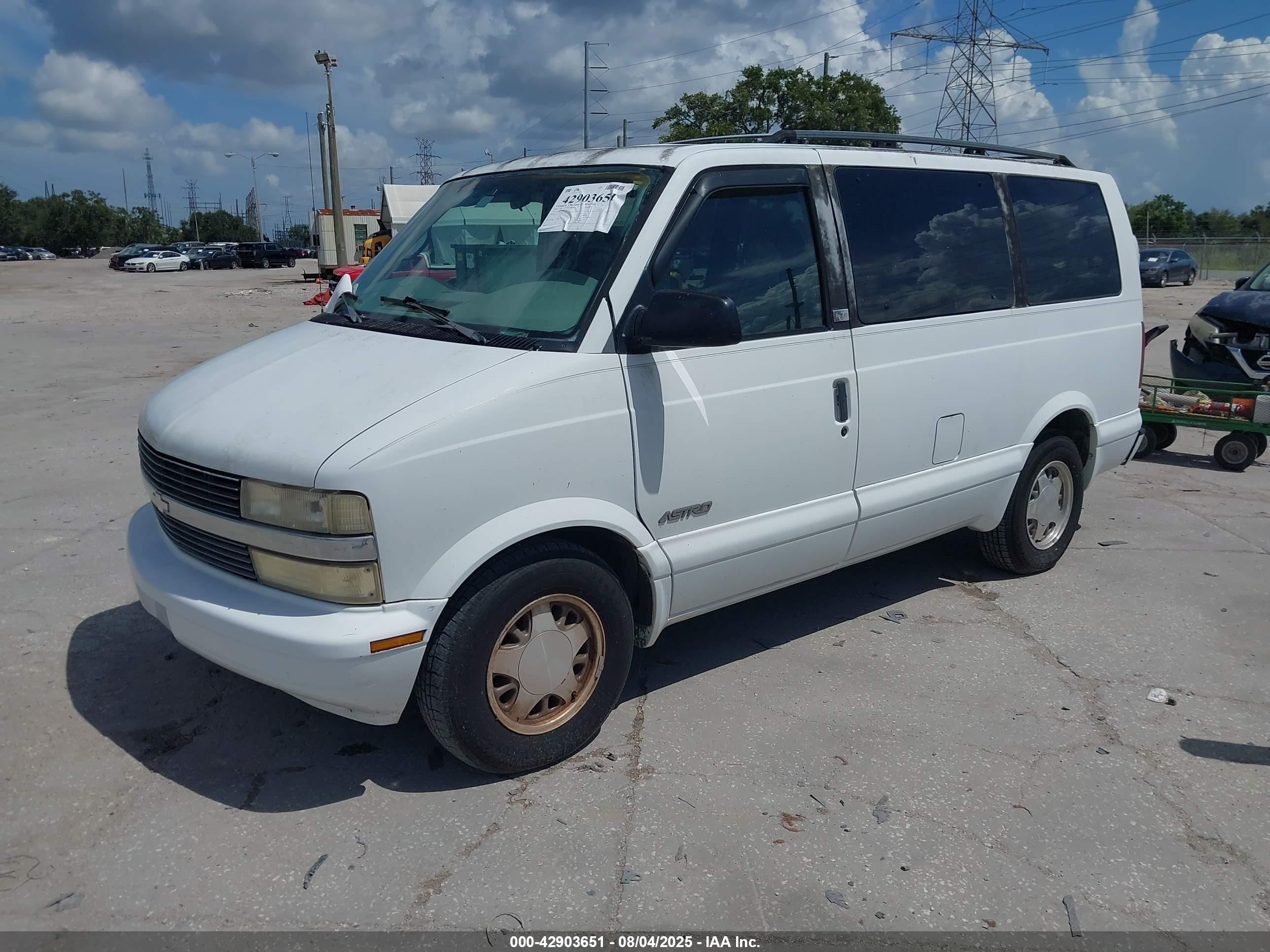 1997 Chevrolet Astro   White vin: 1GNDM19W1VB158532