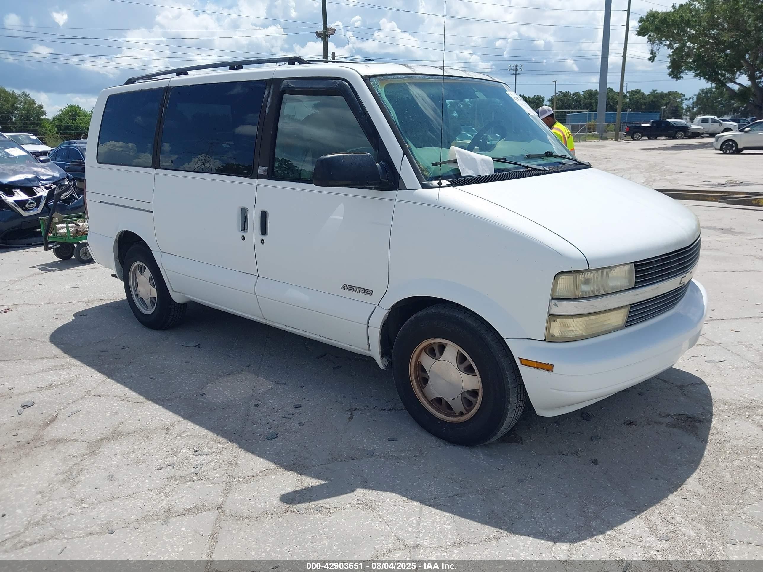 1997 Chevrolet Astro   White vin: 1GNDM19W1VB158532