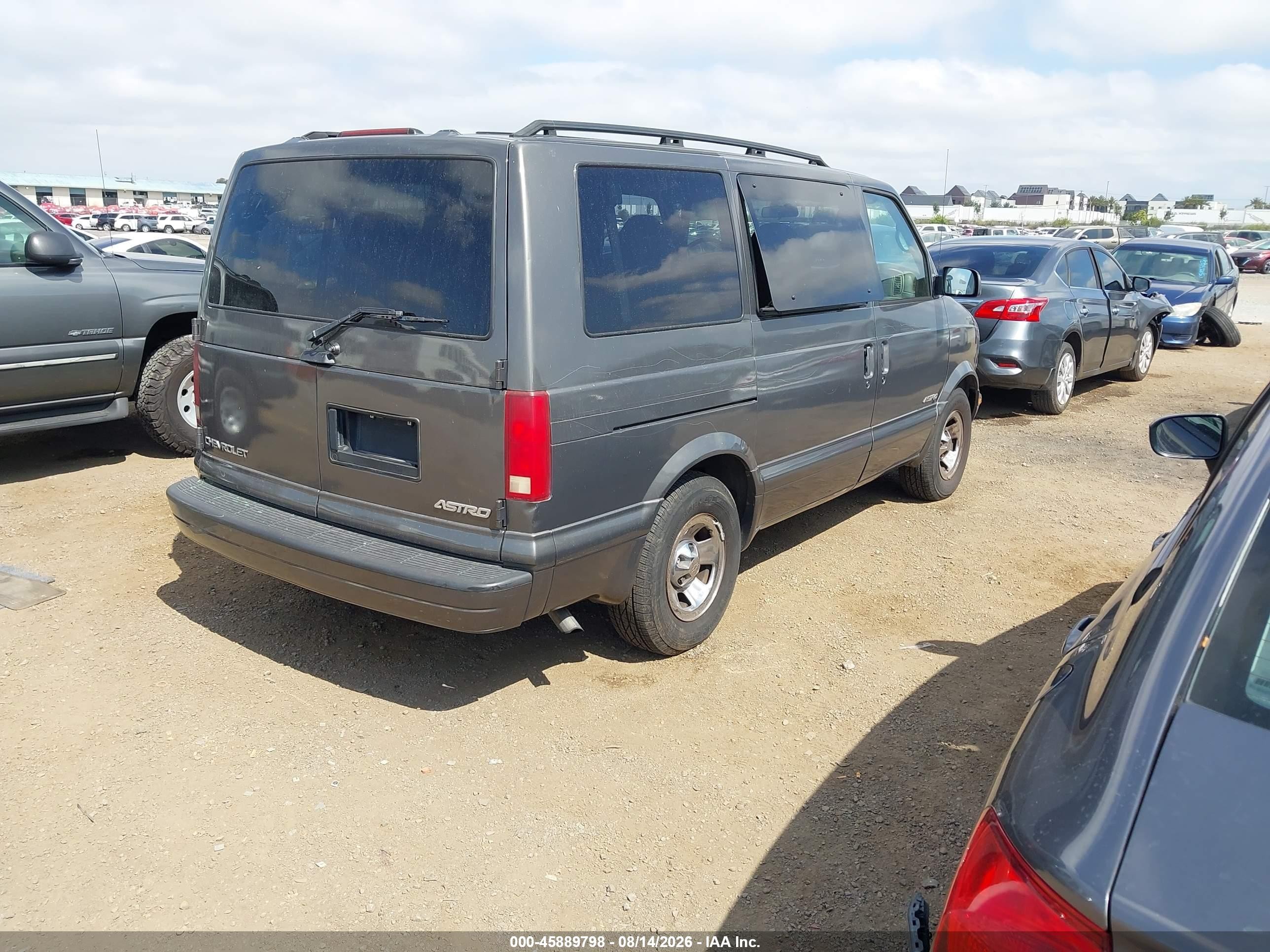 1999 Chevrolet Astro   Beige vin: 1GNDM19W1XB200541