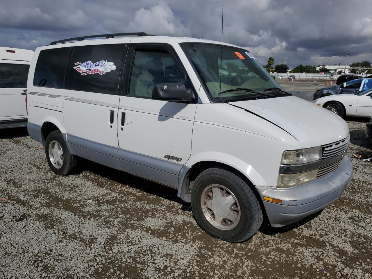 2000 Chevrolet Astro White vin: 1GNDM19W1YB198386