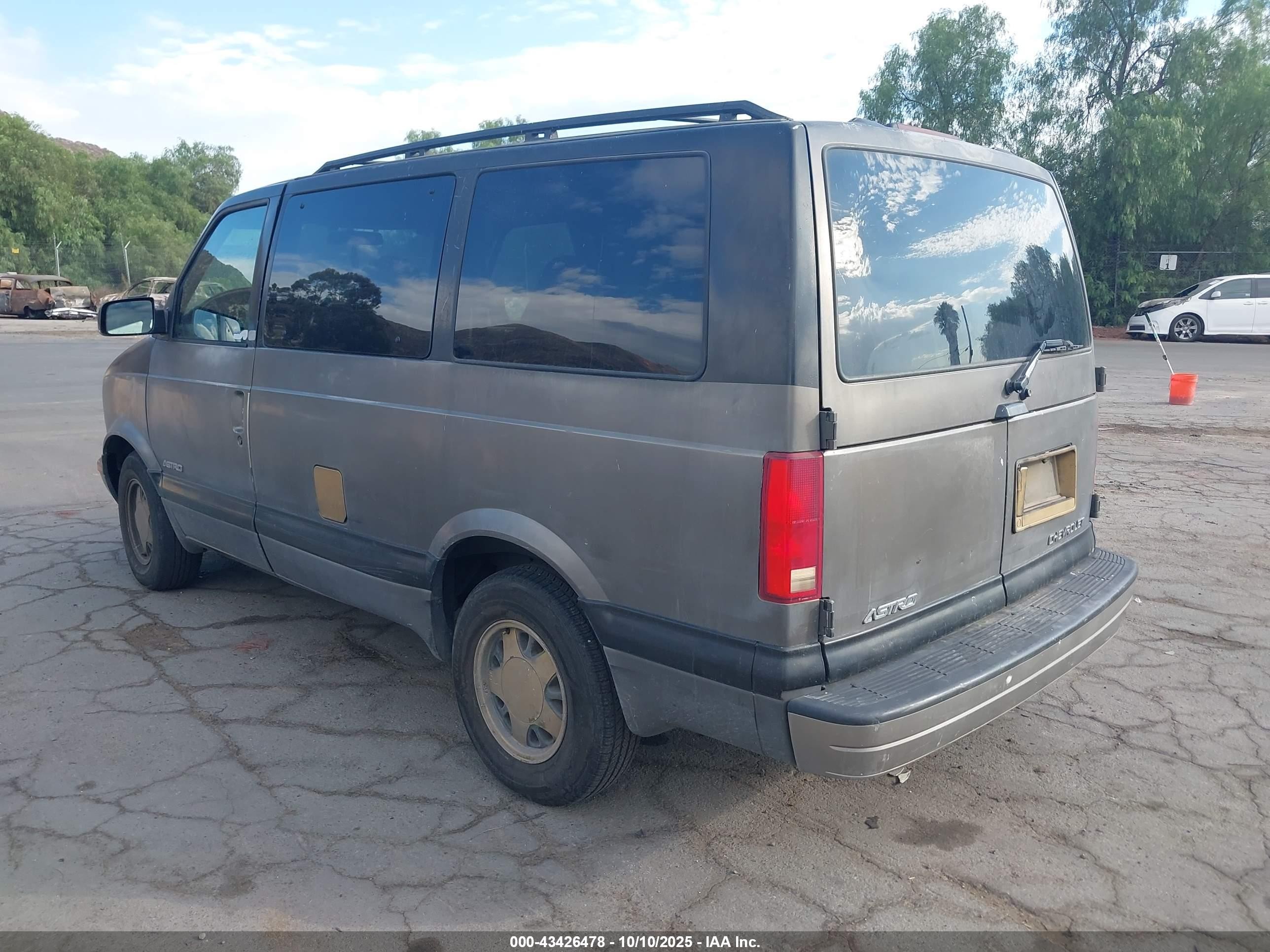 1999 Chevrolet Astro   Gray vin: 1GNDM19W2XB102859