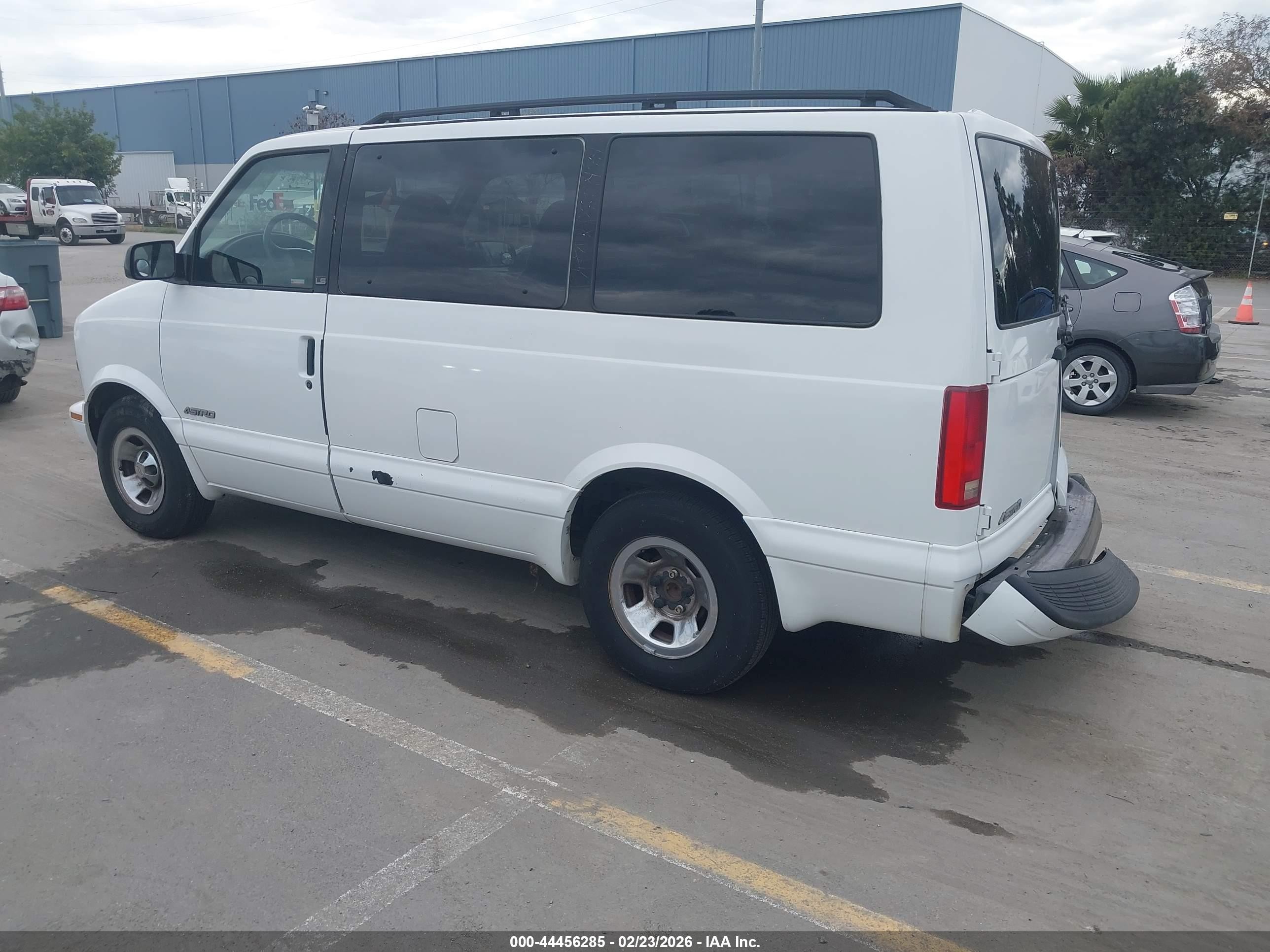 1999 Chevrolet Astro   White vin: 1GNDM19W2XB138454