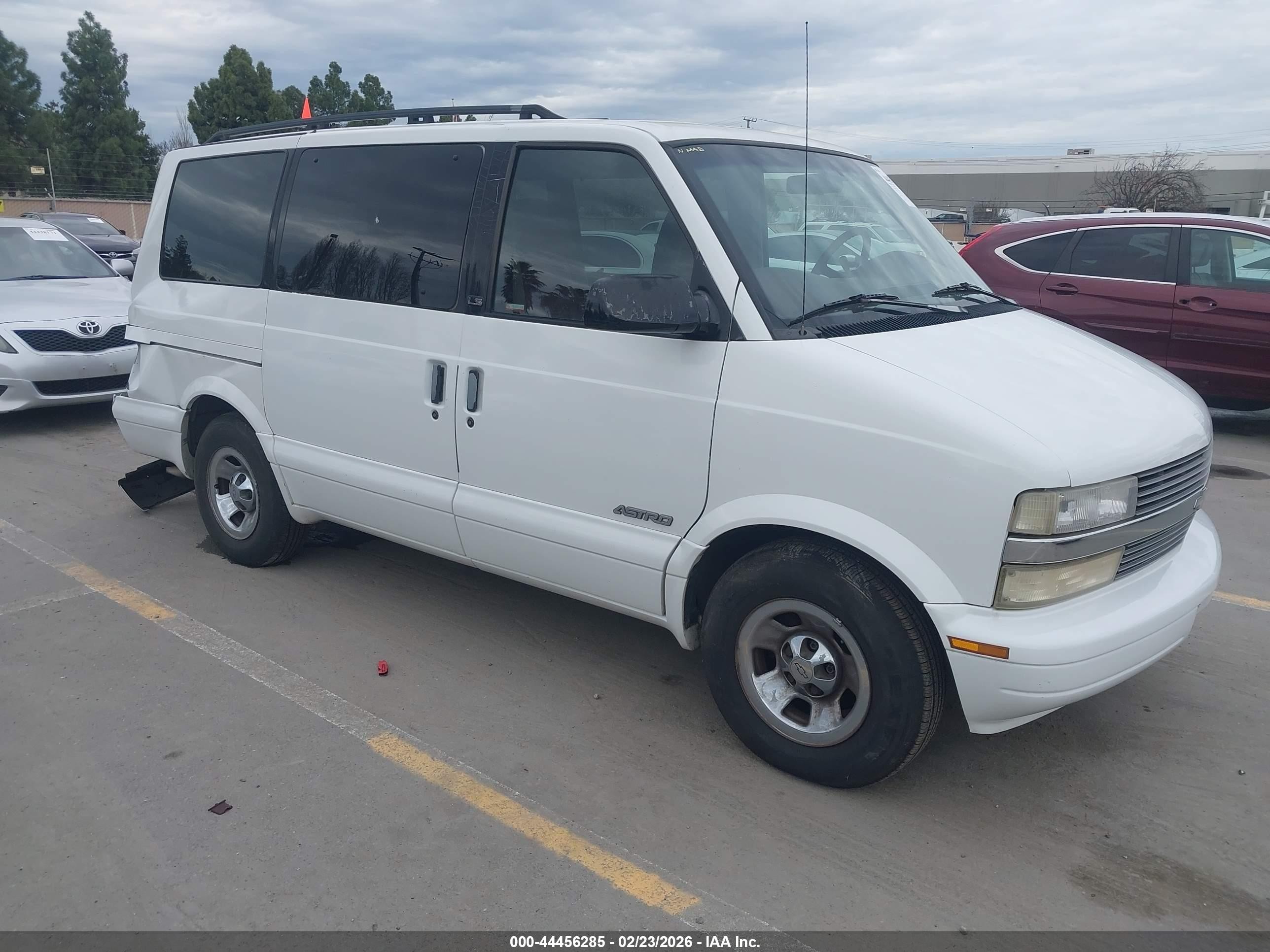 1999 Chevrolet Astro   White vin: 1GNDM19W2XB138454