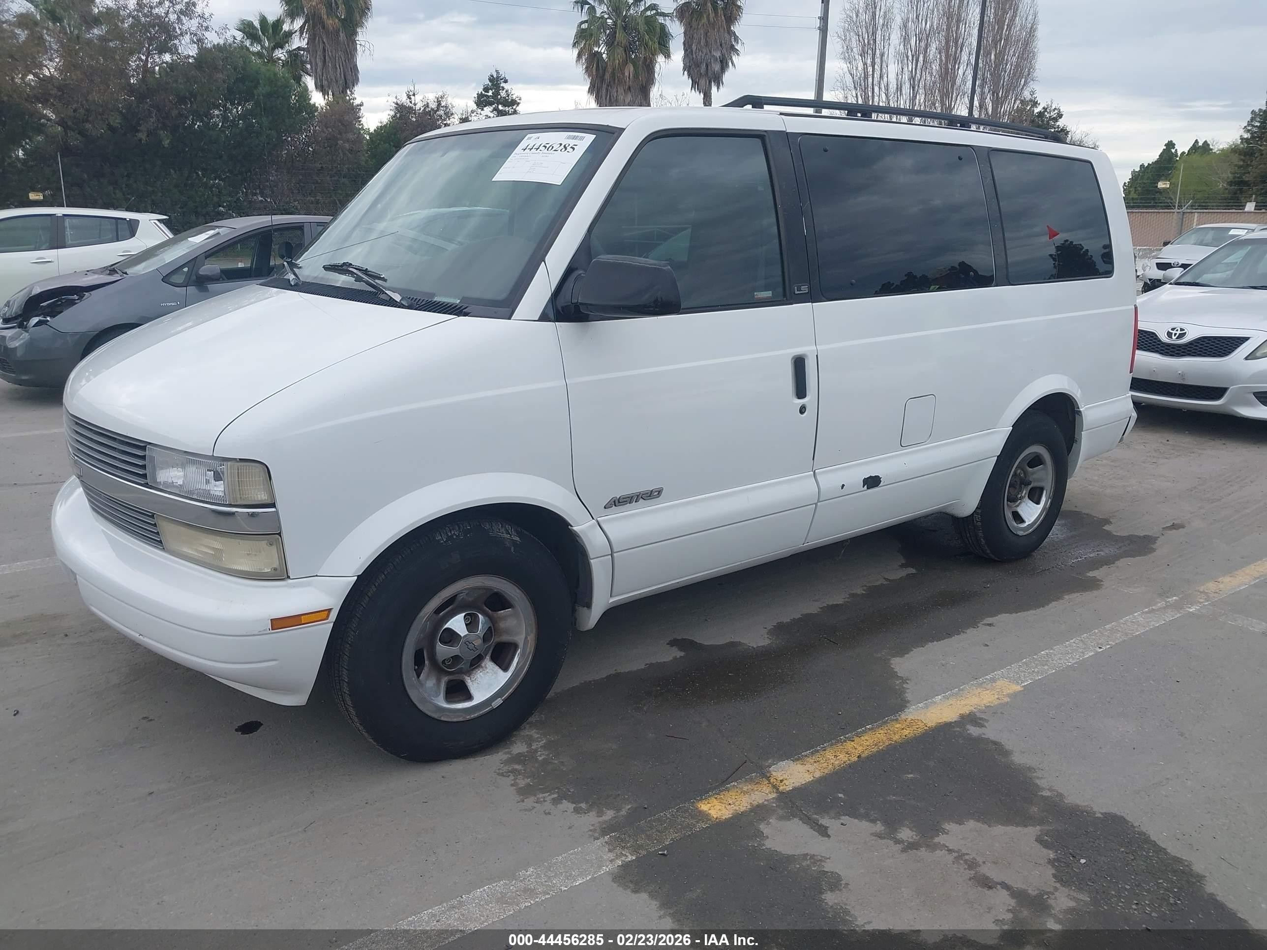 1999 Chevrolet Astro   White vin: 1GNDM19W2XB138454