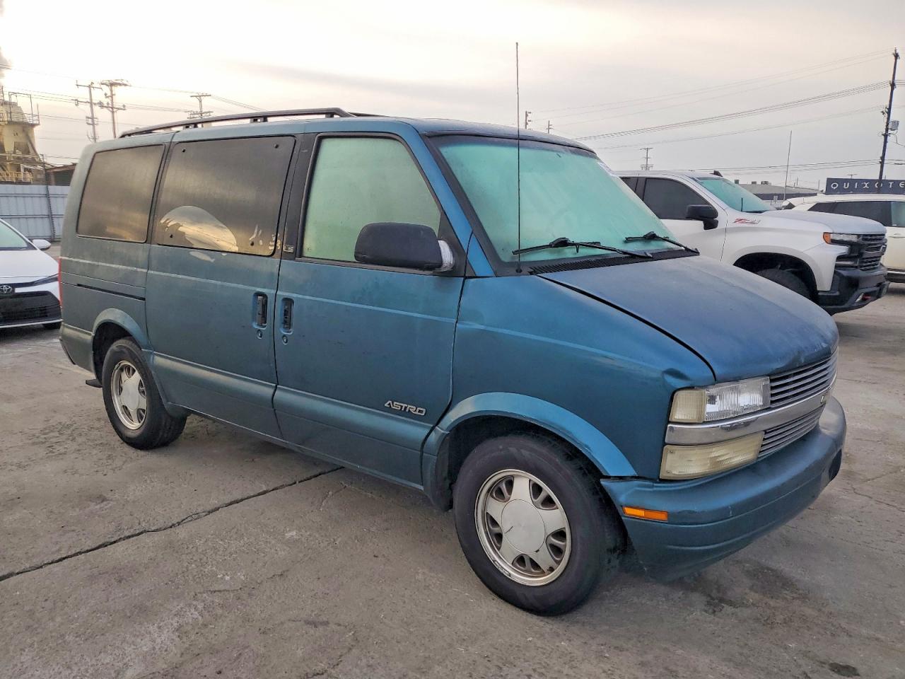 2000 Chevrolet Astro Green vin: 1GNDM19W2YB127844