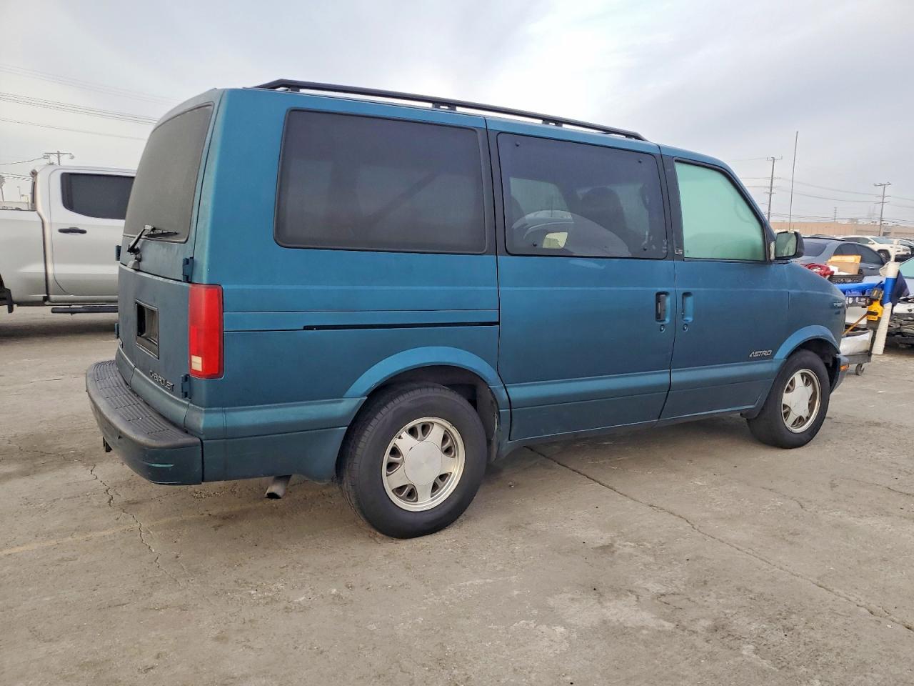2000 Chevrolet Astro Green vin: 1GNDM19W2YB127844