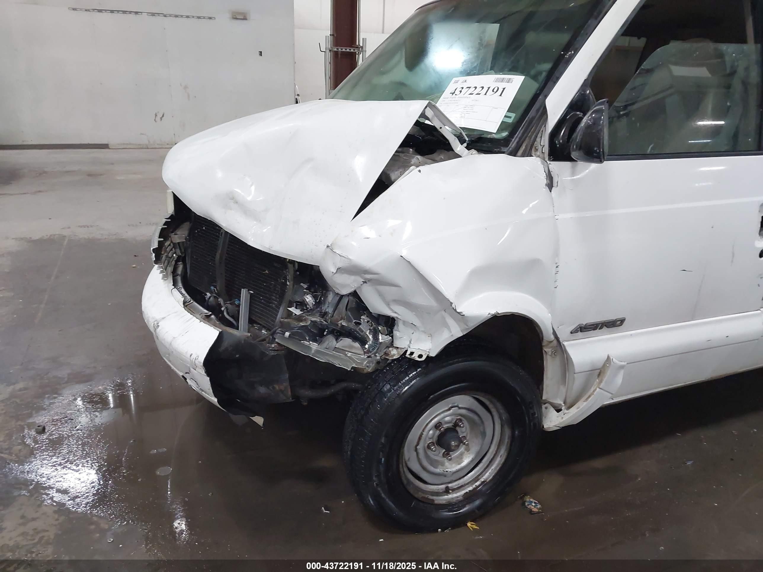 1999 Chevrolet Astro   Белый vin: 1GNDM19W3XB100098