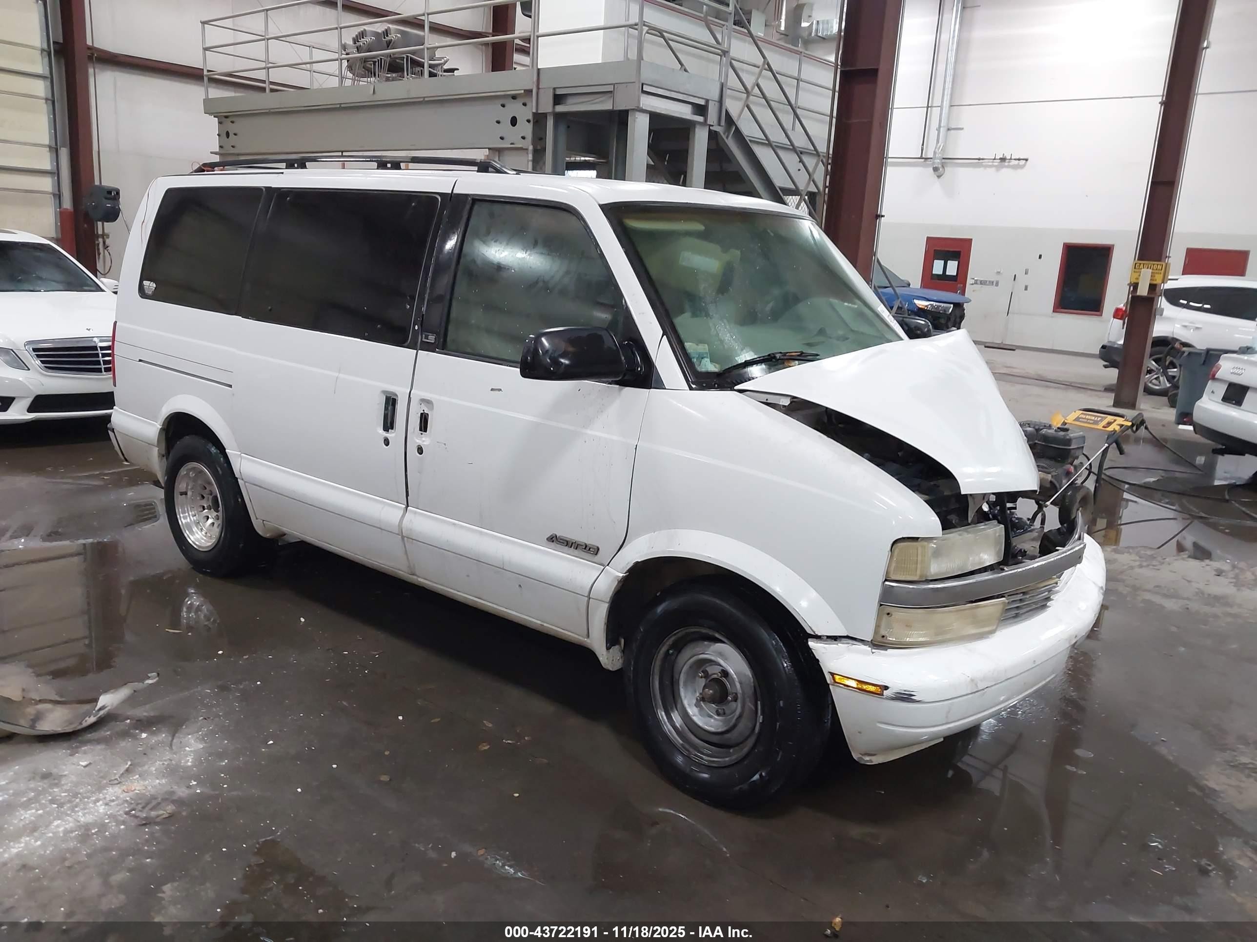1999 Chevrolet Astro   White vin: 1GNDM19W3XB100098