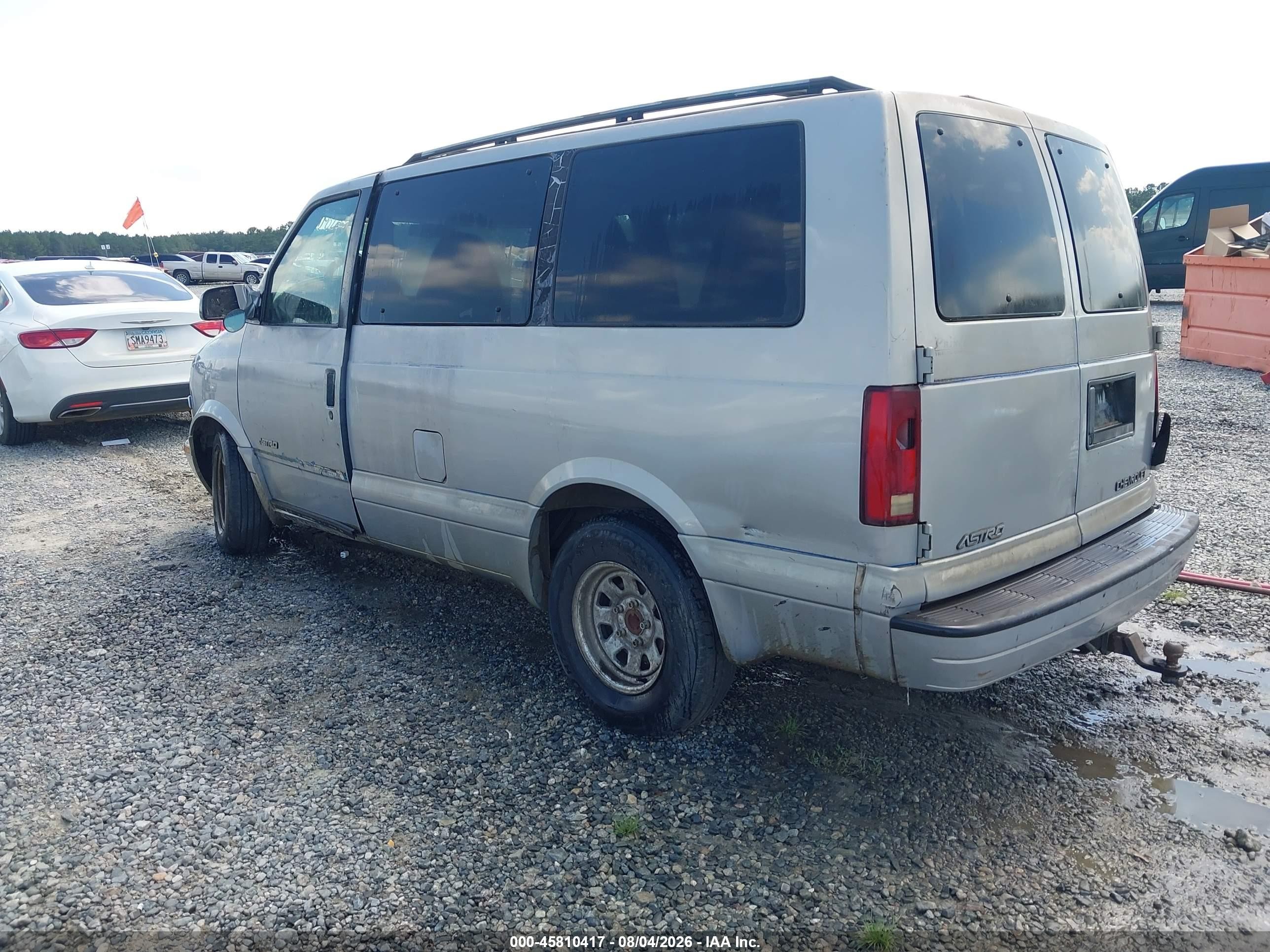 2000 Chevrolet Astro   Silver vin: 1GNDM19W3YB136259