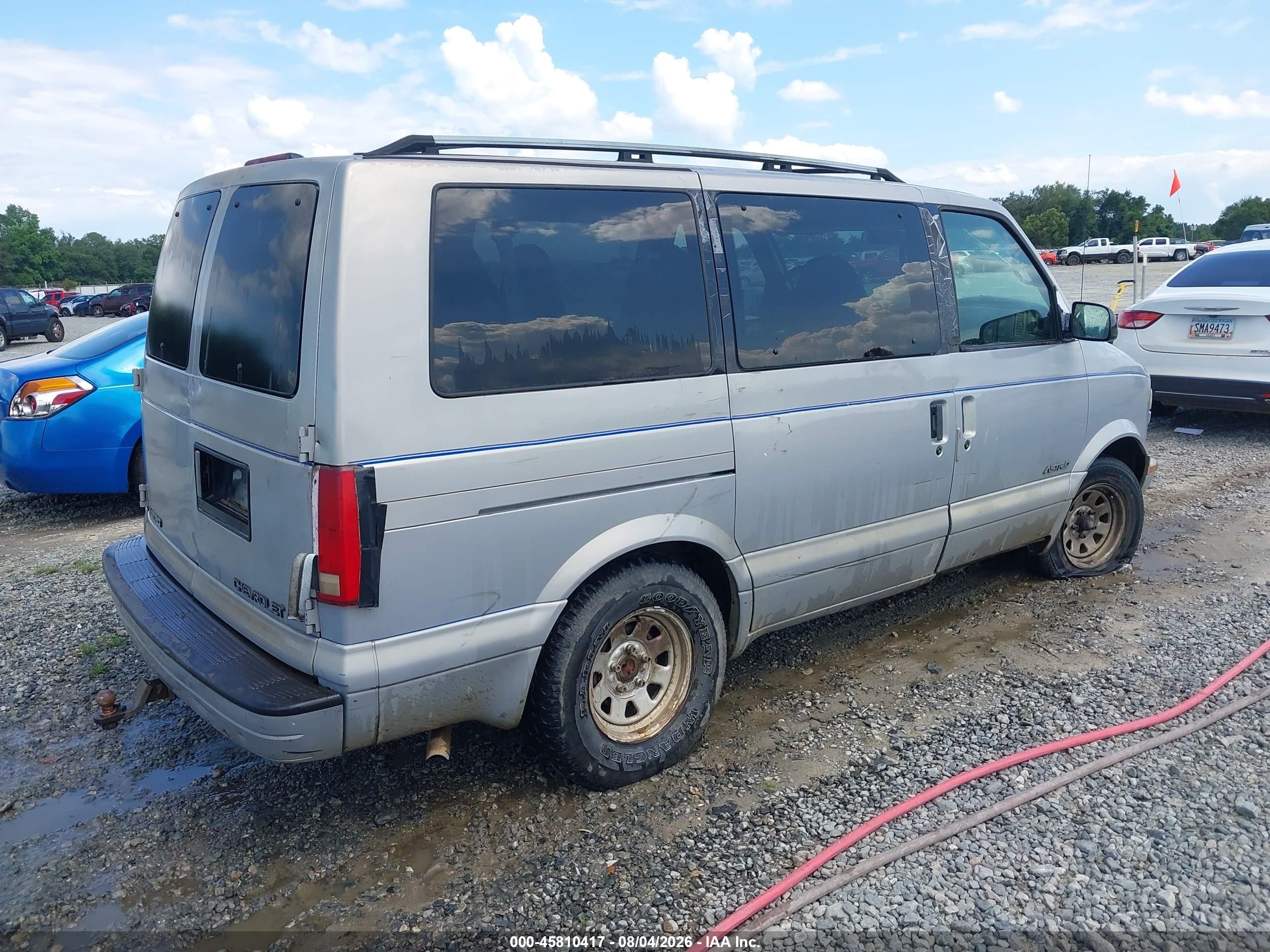 2000 Chevrolet Astro   Silver vin: 1GNDM19W3YB136259