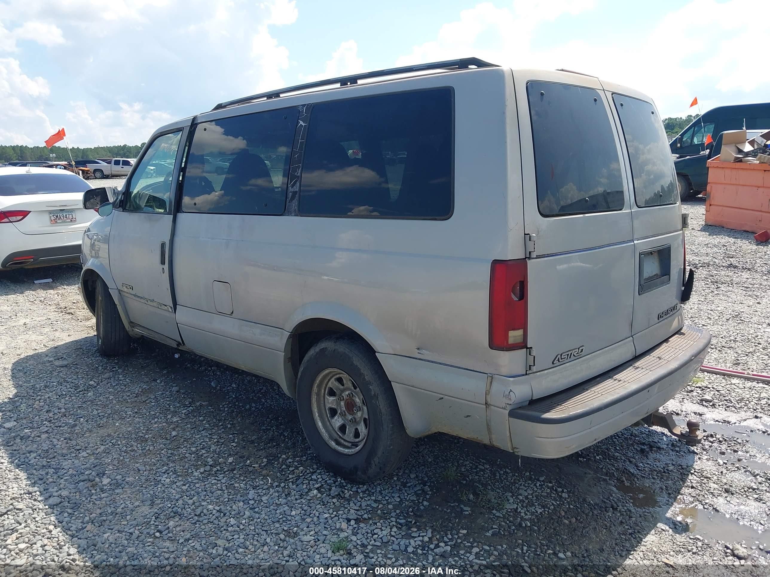 2000 Chevrolet Astro   Silver vin: 1GNDM19W3YB136259