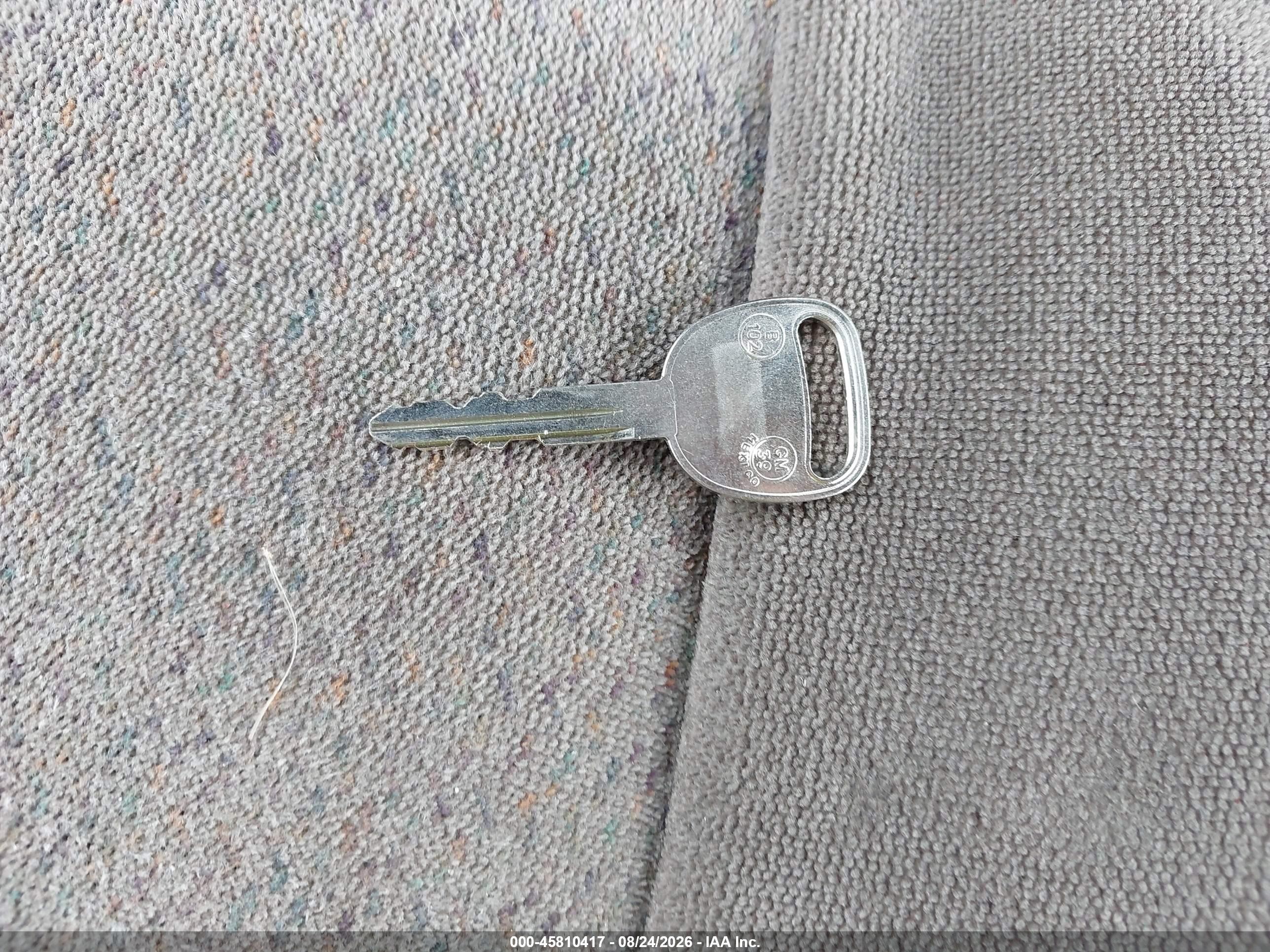 2000 Chevrolet Astro   Silver vin: 1GNDM19W3YB136259
