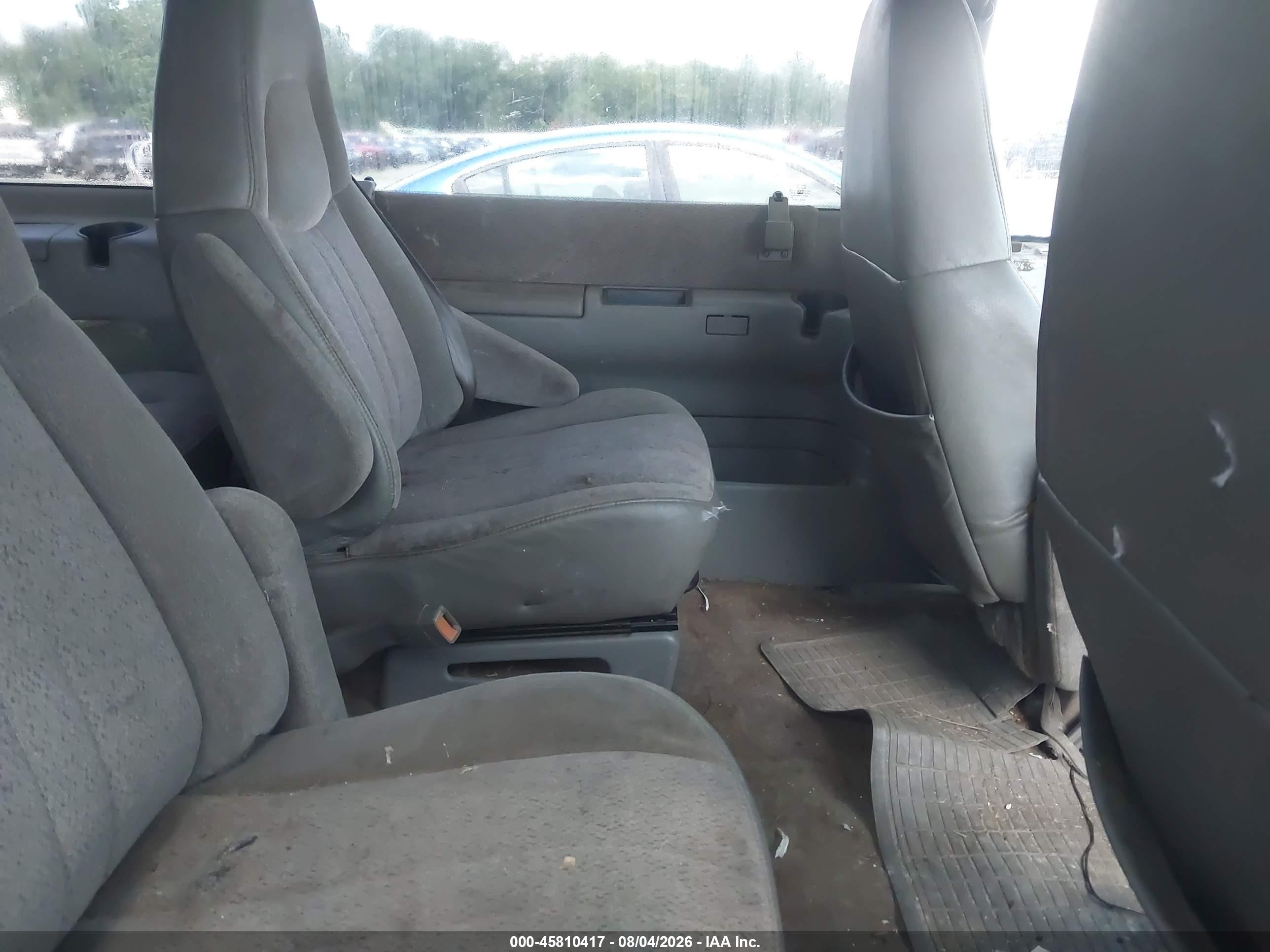 2000 Chevrolet Astro   Silver vin: 1GNDM19W3YB136259