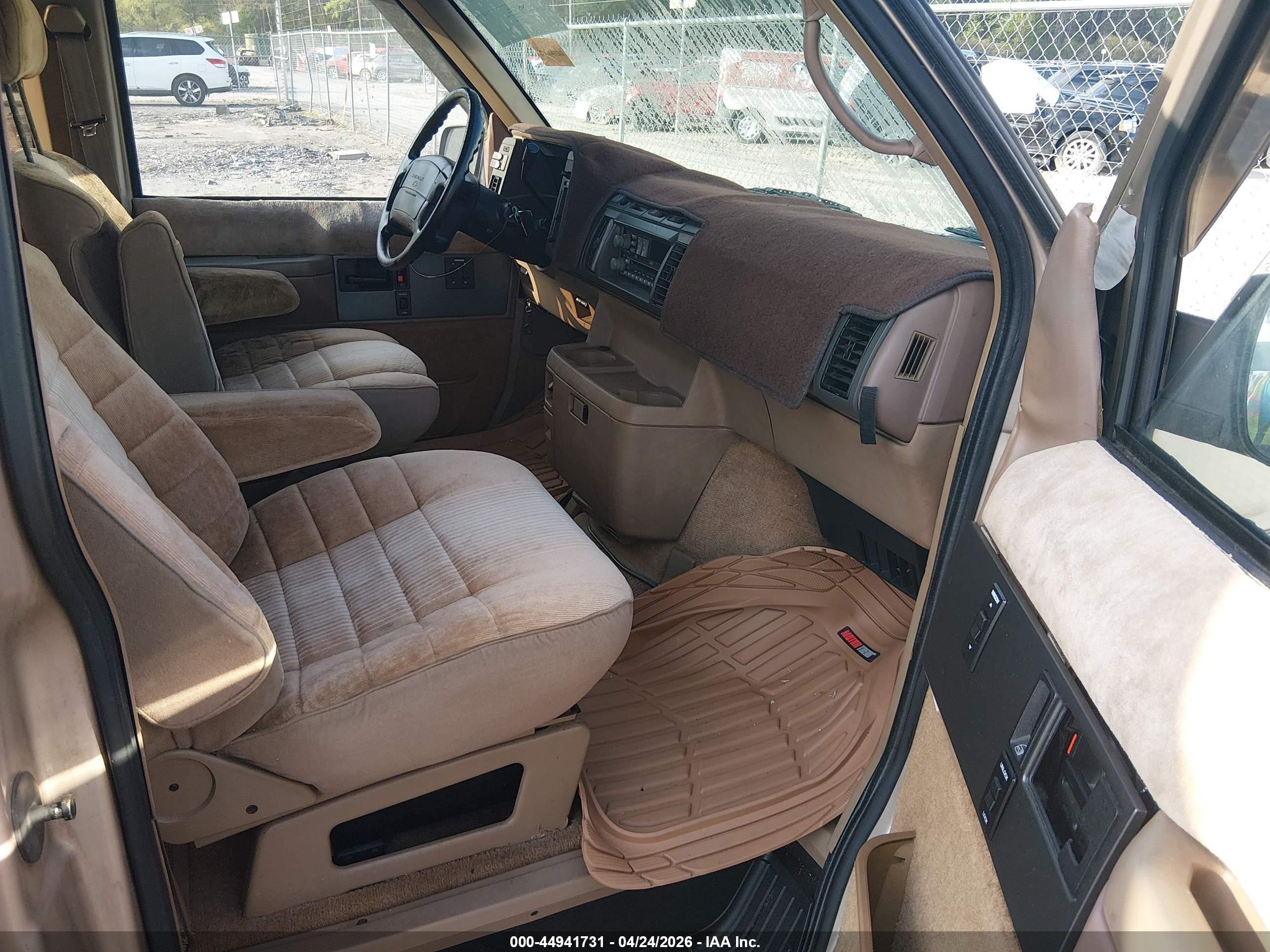 1993 Chevrolet Astro   Tan vin: 1GNDM19W4PB221500