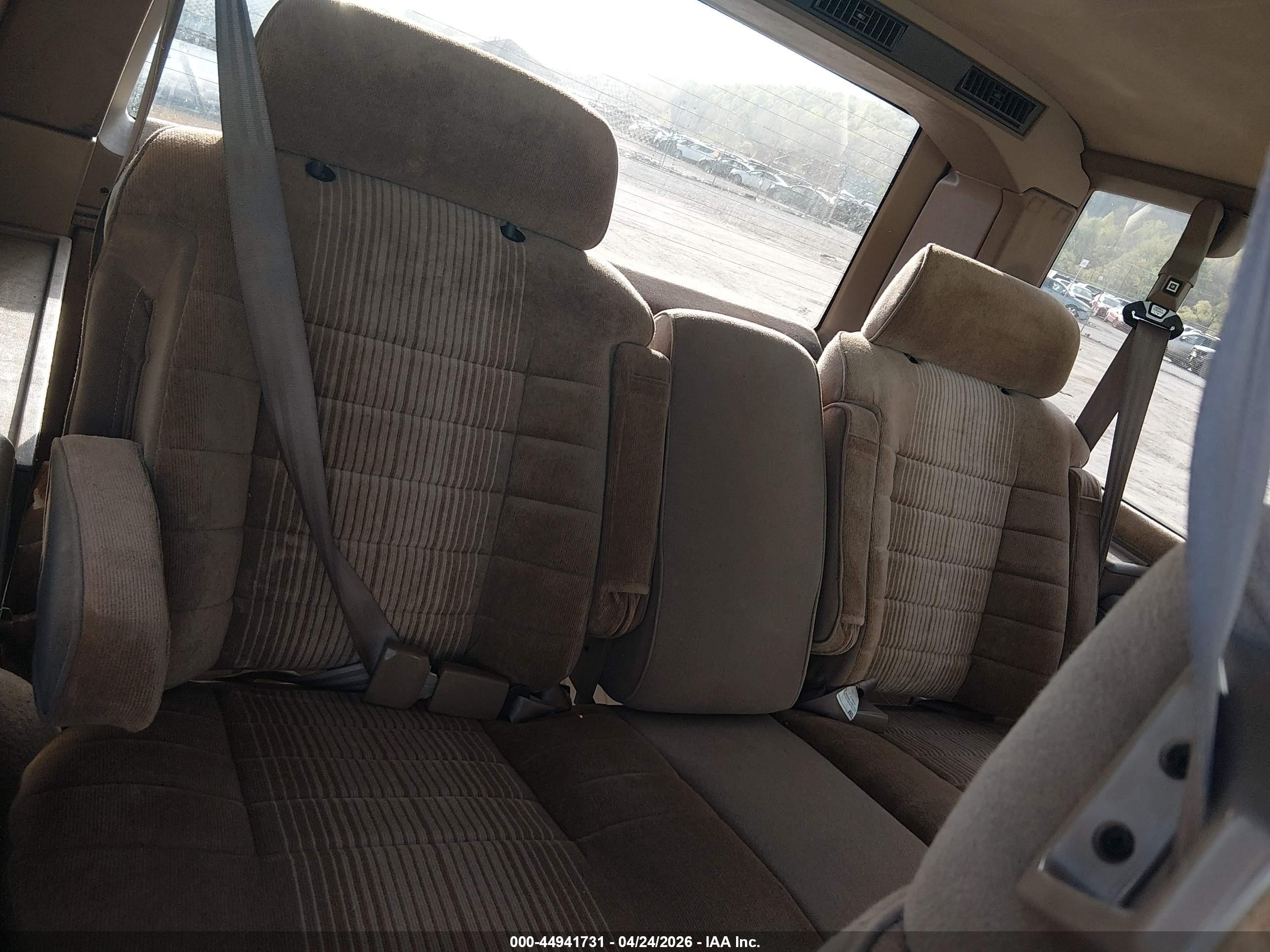 1993 Chevrolet Astro   Tan vin: 1GNDM19W4PB221500