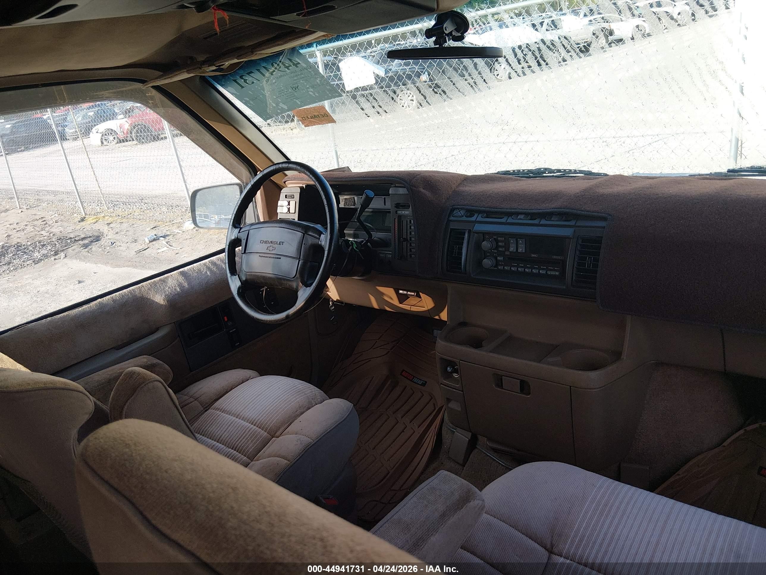 1993 Chevrolet Astro   Tan vin: 1GNDM19W4PB221500