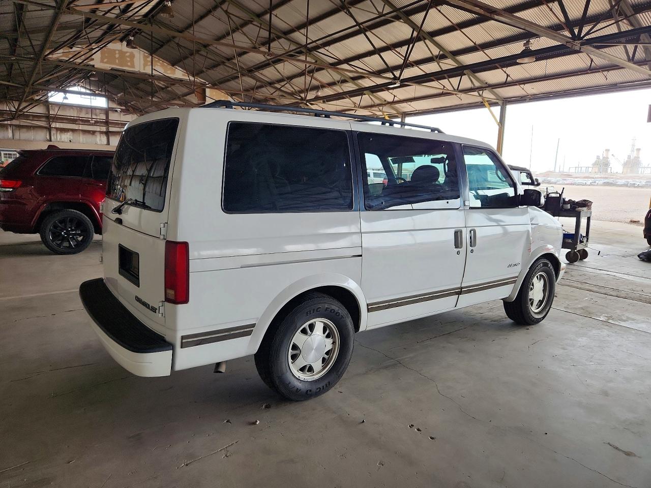 1996 Chevrolet Astro White vin: 1GNDM19W4TB147344