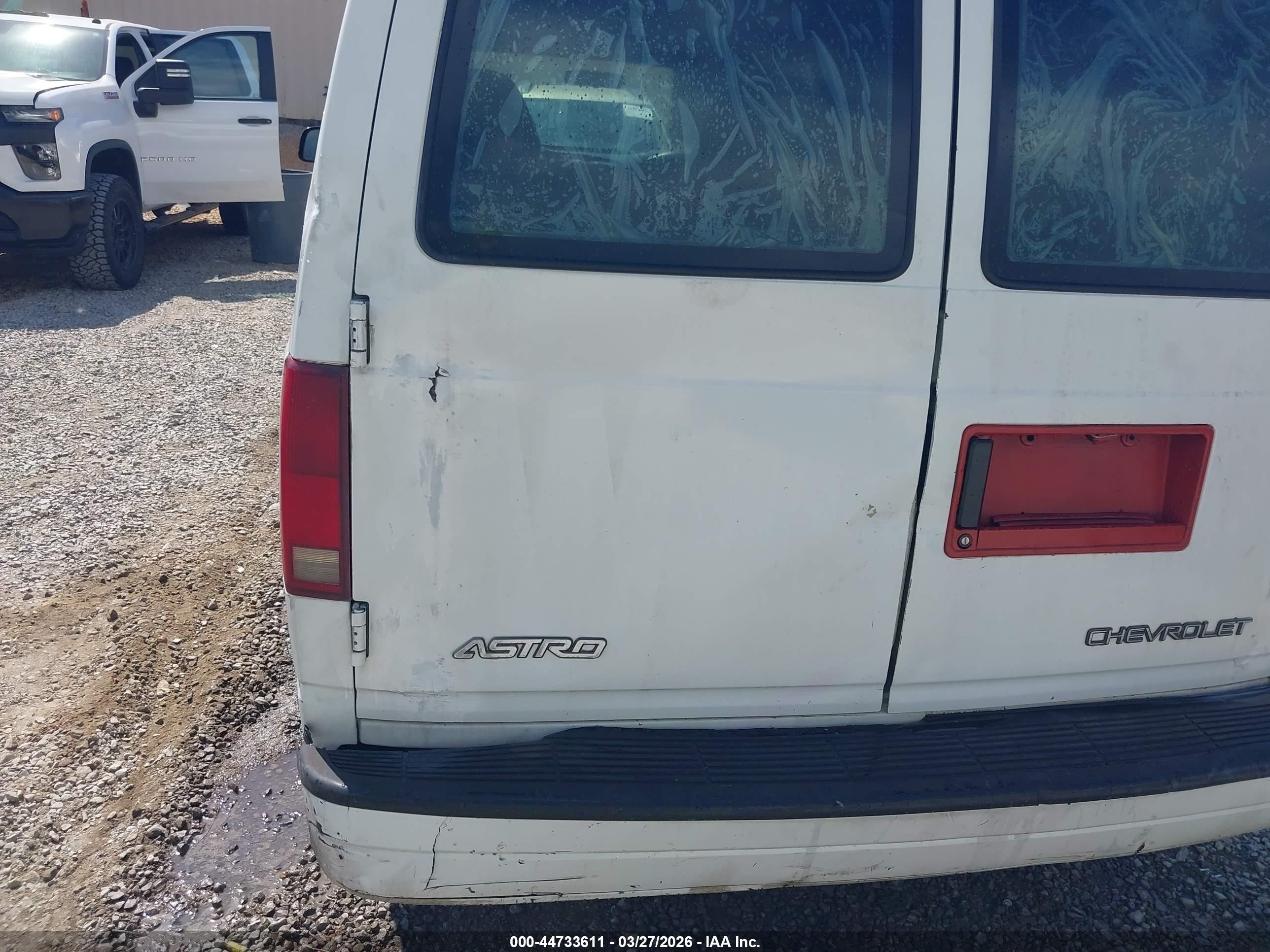 1999 Chevrolet Astro   White vin: 1GNDM19W4XB192628
