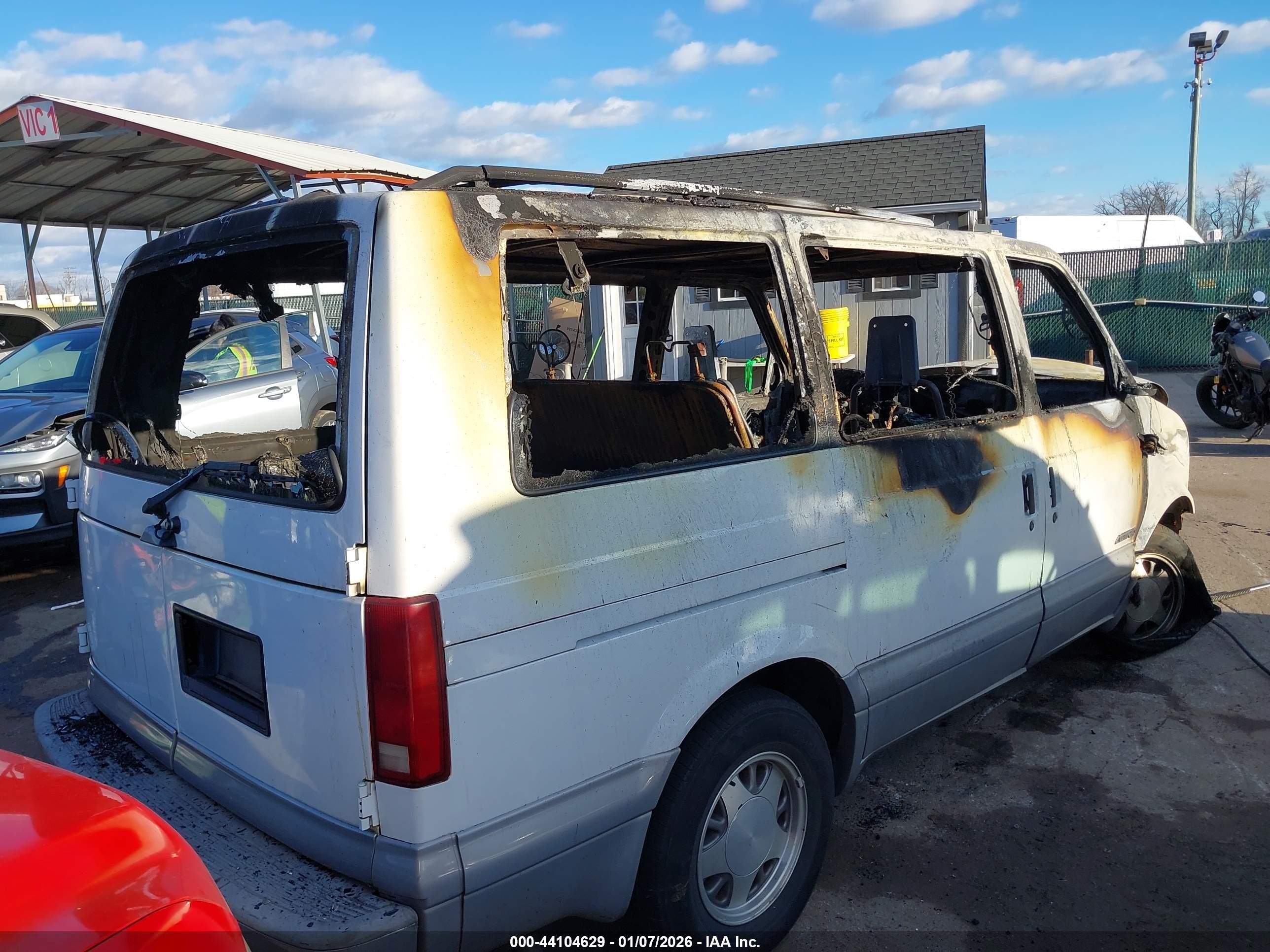 2000 Chevrolet Astro   Белый vin: 1GNDM19W4YB186944