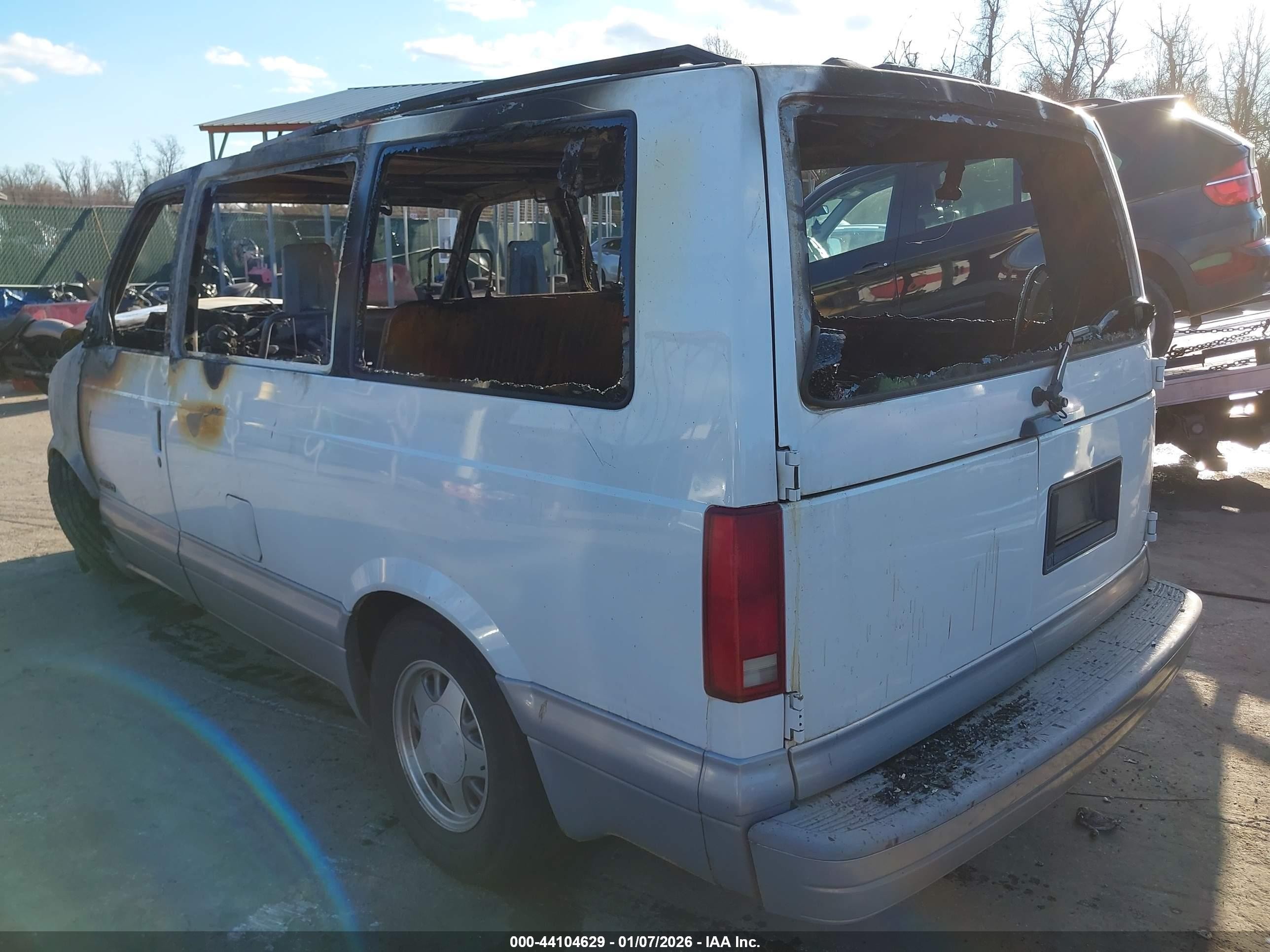 2000 Chevrolet Astro   Белый vin: 1GNDM19W4YB186944
