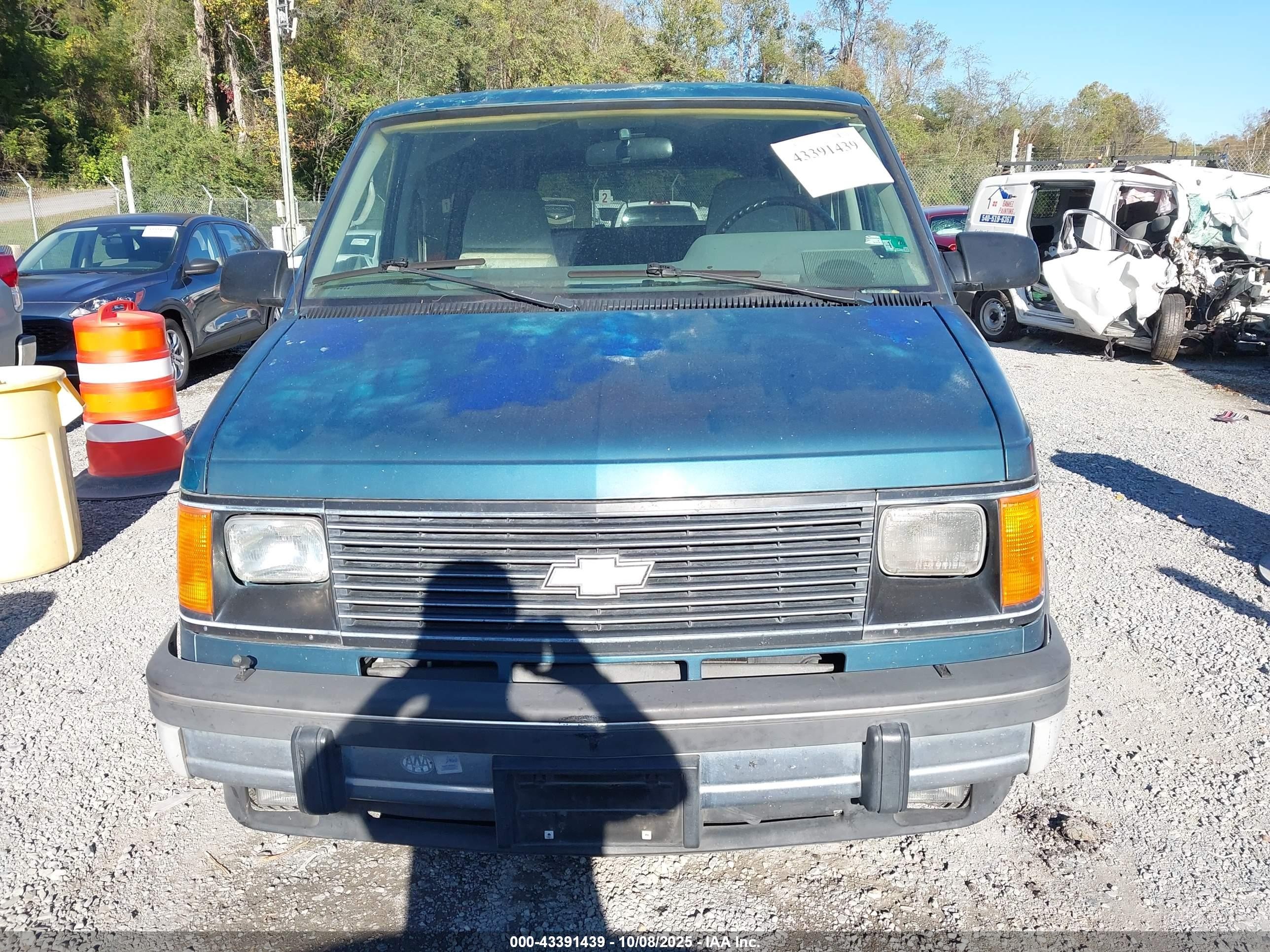1994 Chevrolet Astro   Green vin: 1GNDM19W5RB209701