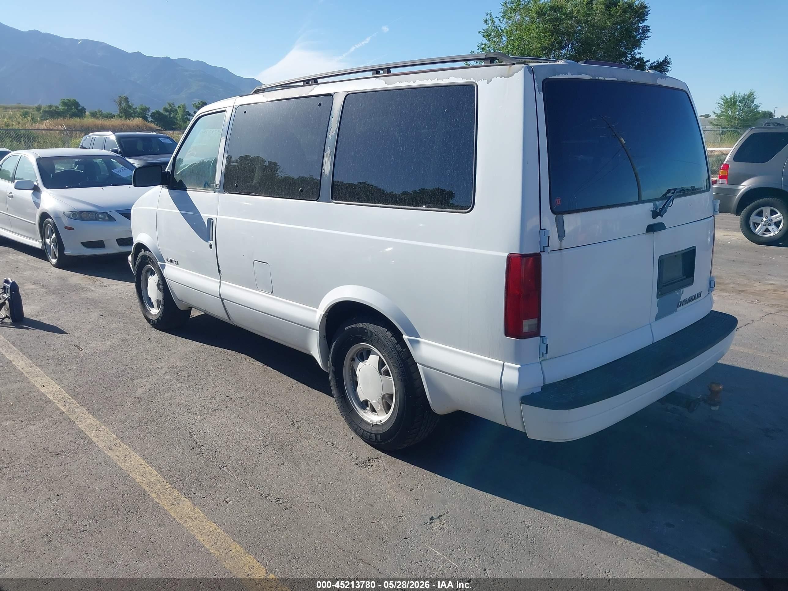 1997 Chevrolet Astro   White vin: 1GNDM19W5VB141622