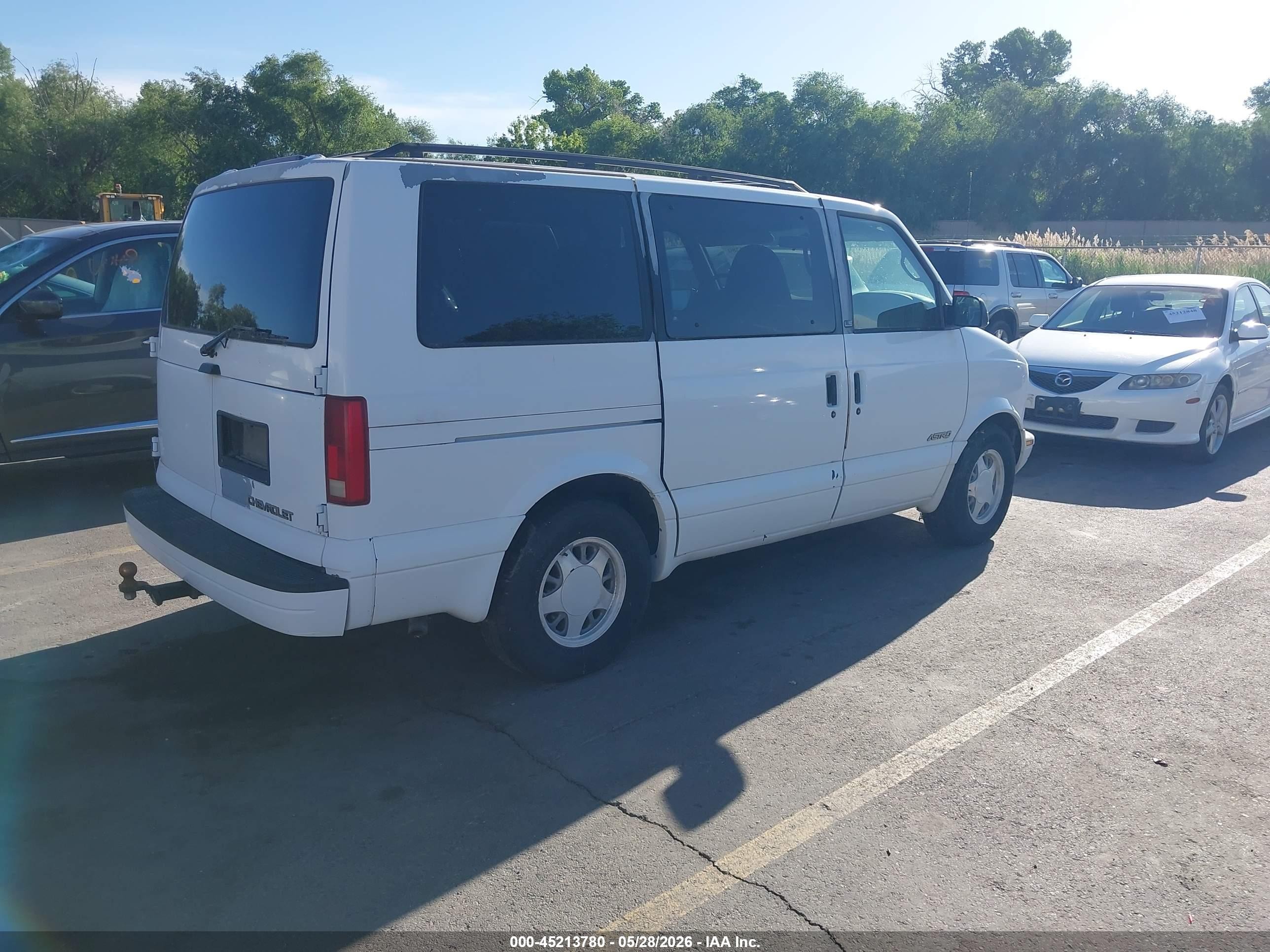1997 Chevrolet Astro   White vin: 1GNDM19W5VB141622