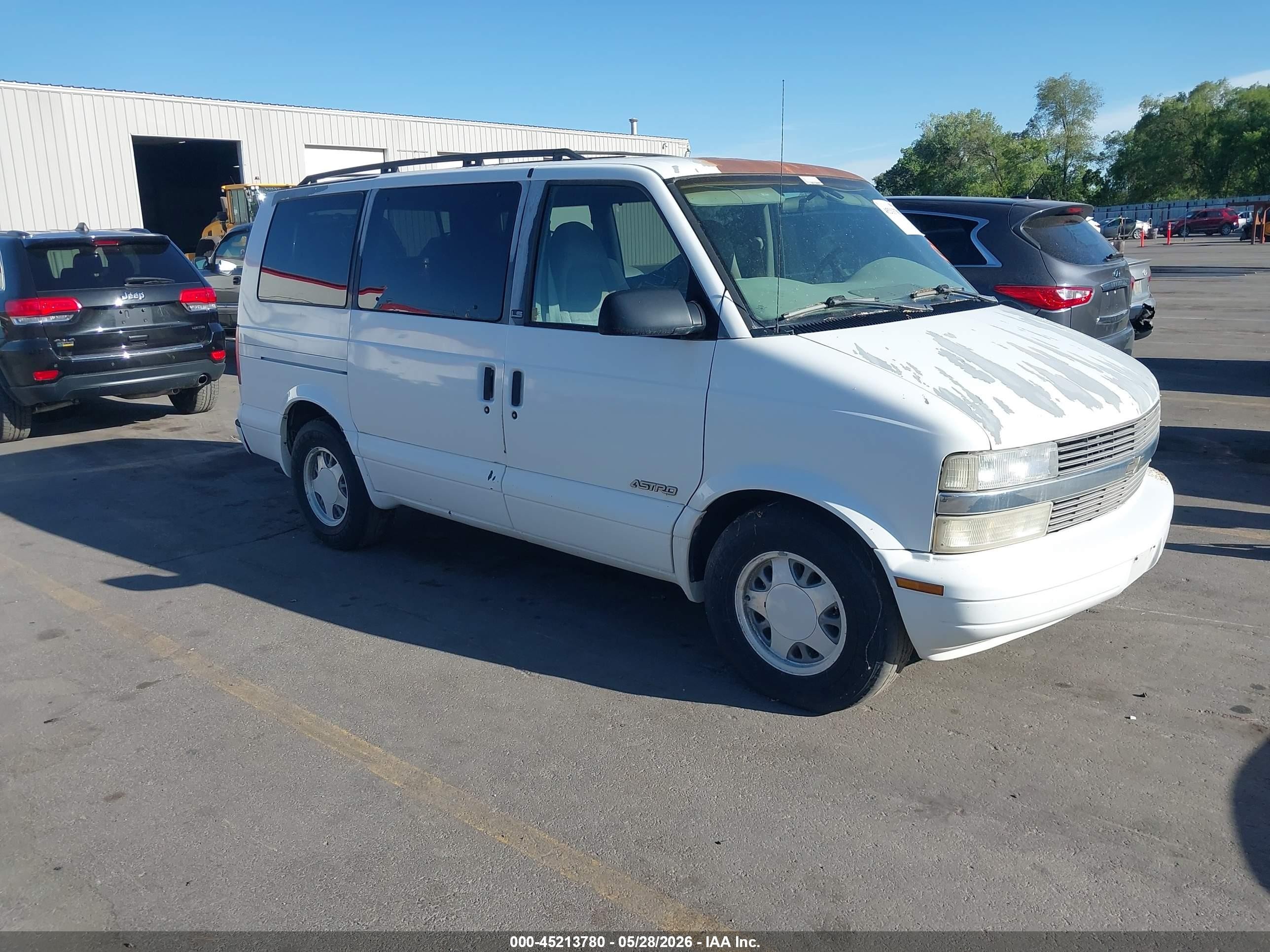 1997 Chevrolet Astro   White vin: 1GNDM19W5VB141622