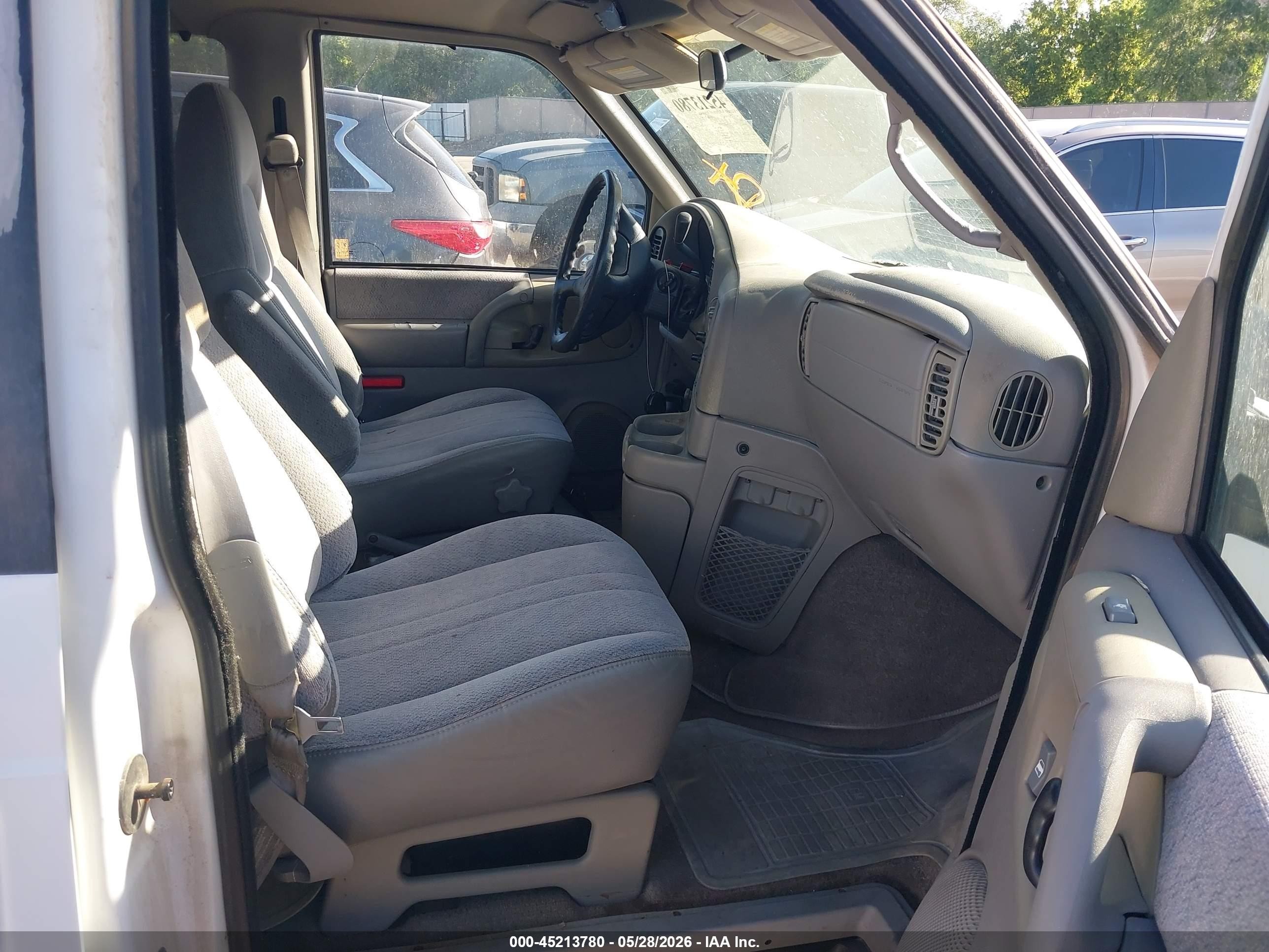 1997 Chevrolet Astro   White vin: 1GNDM19W5VB141622