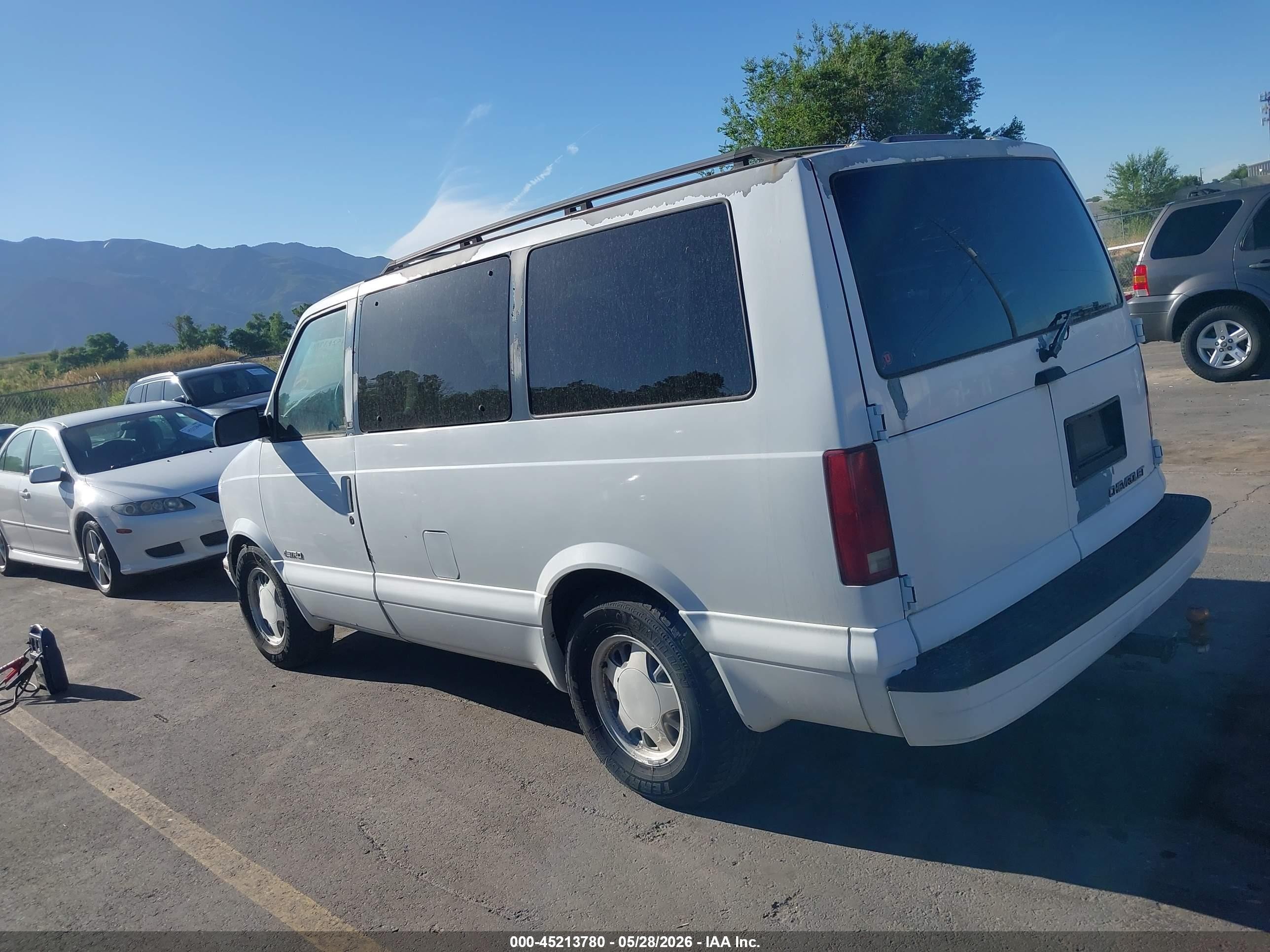 1997 Chevrolet Astro   White vin: 1GNDM19W5VB141622