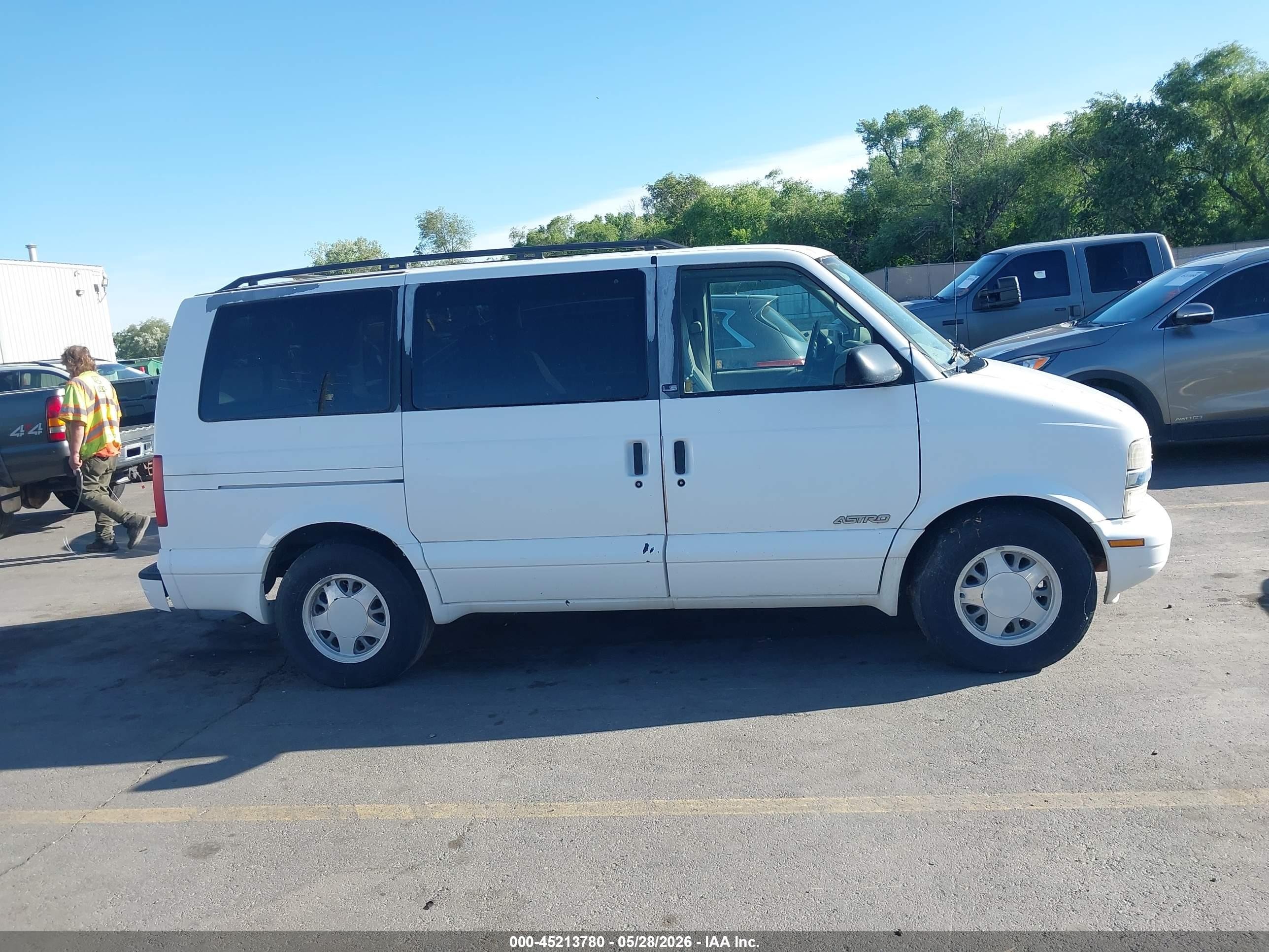1997 Chevrolet Astro   White vin: 1GNDM19W5VB141622