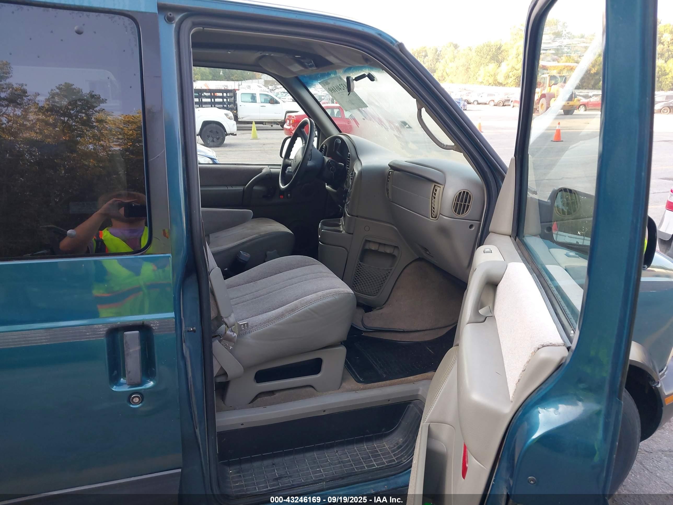 1999 Chevrolet Astro   Green vin: 1GNDM19W5XB113273