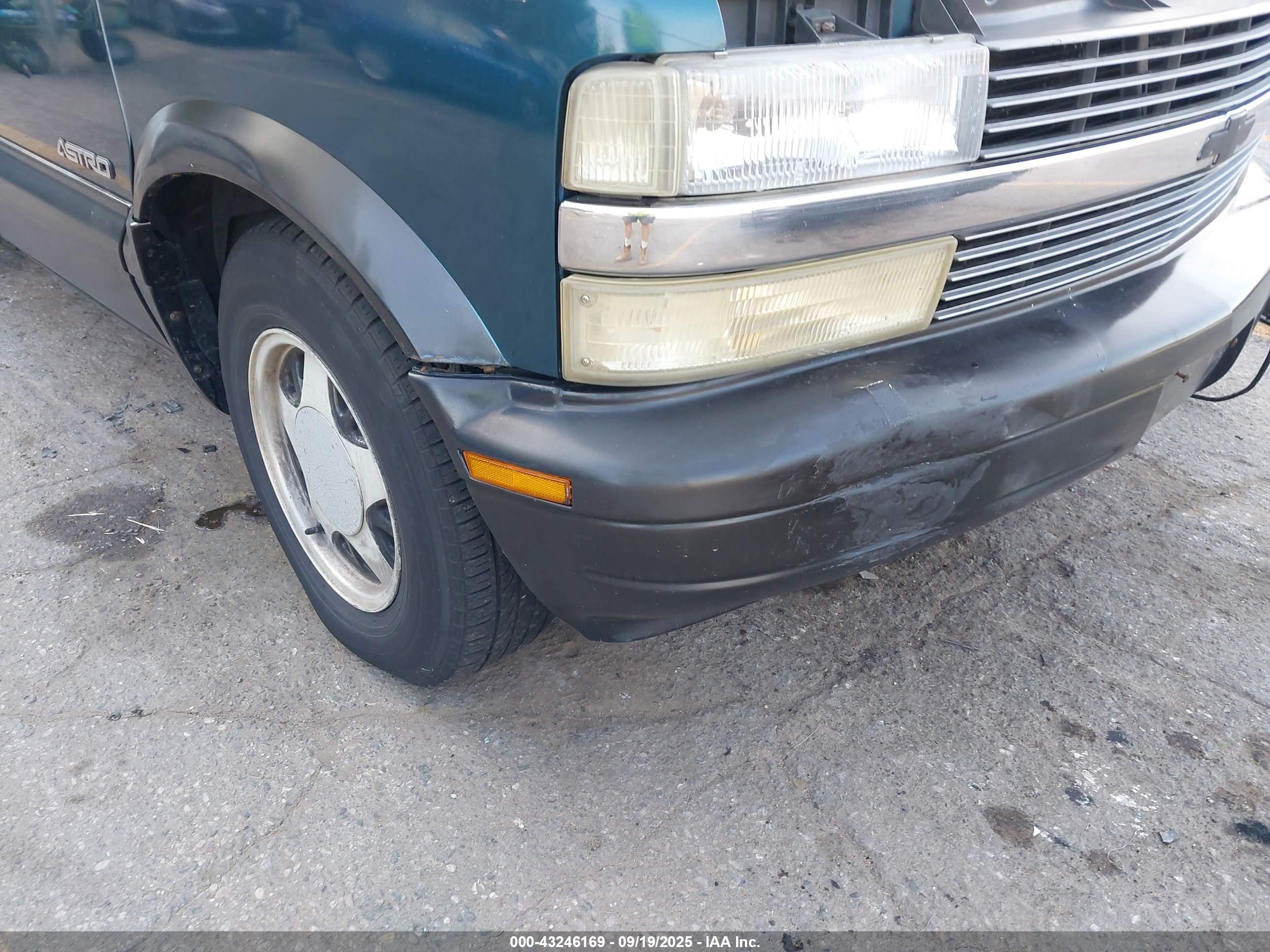 1999 Chevrolet Astro   Green vin: 1GNDM19W5XB113273