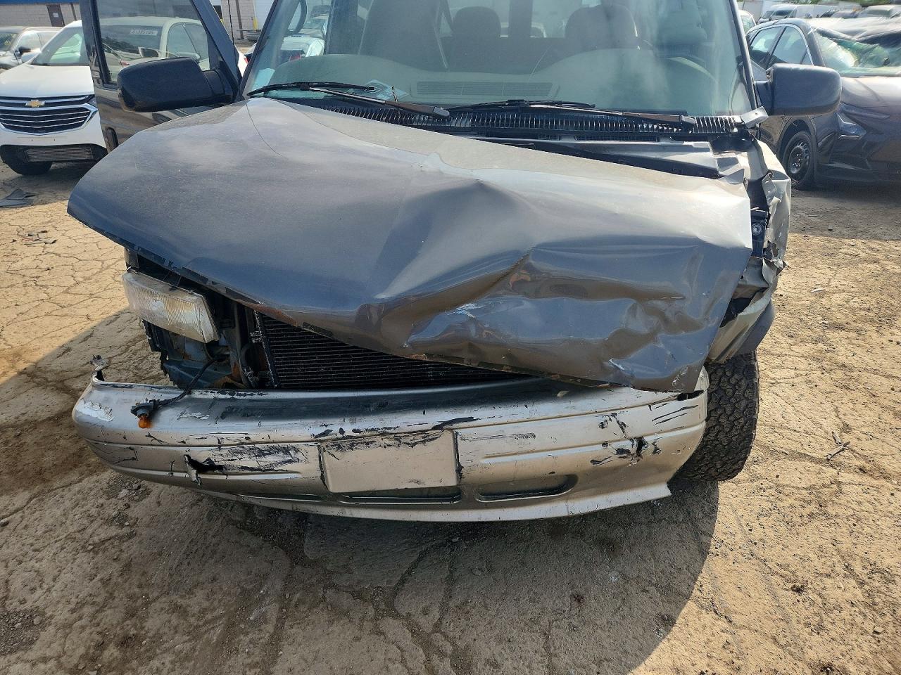 2000 Chevrolet Astro Gray vin: 1GNDM19W5YB135226