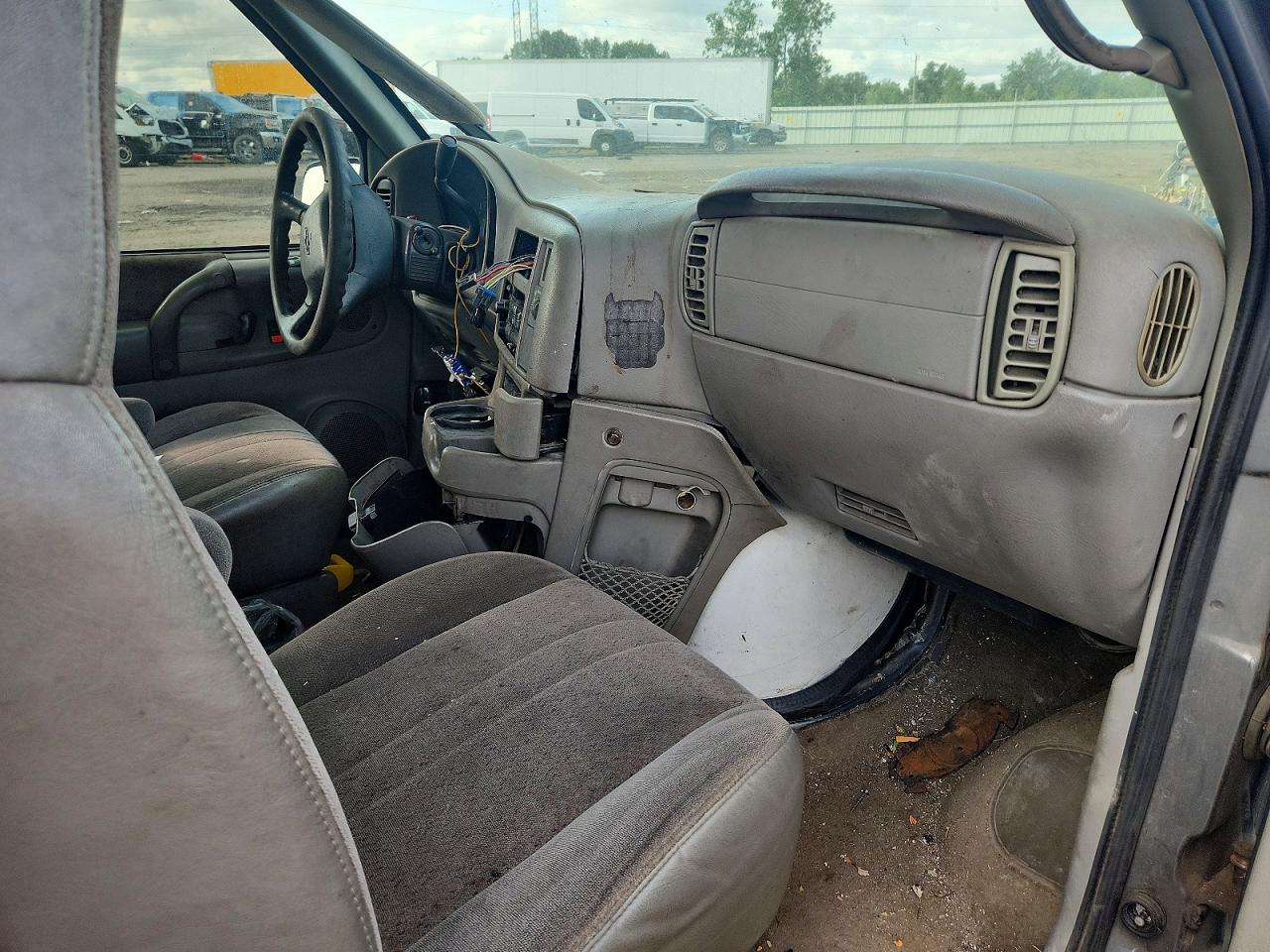 2000 Chevrolet Astro Gray vin: 1GNDM19W5YB135226