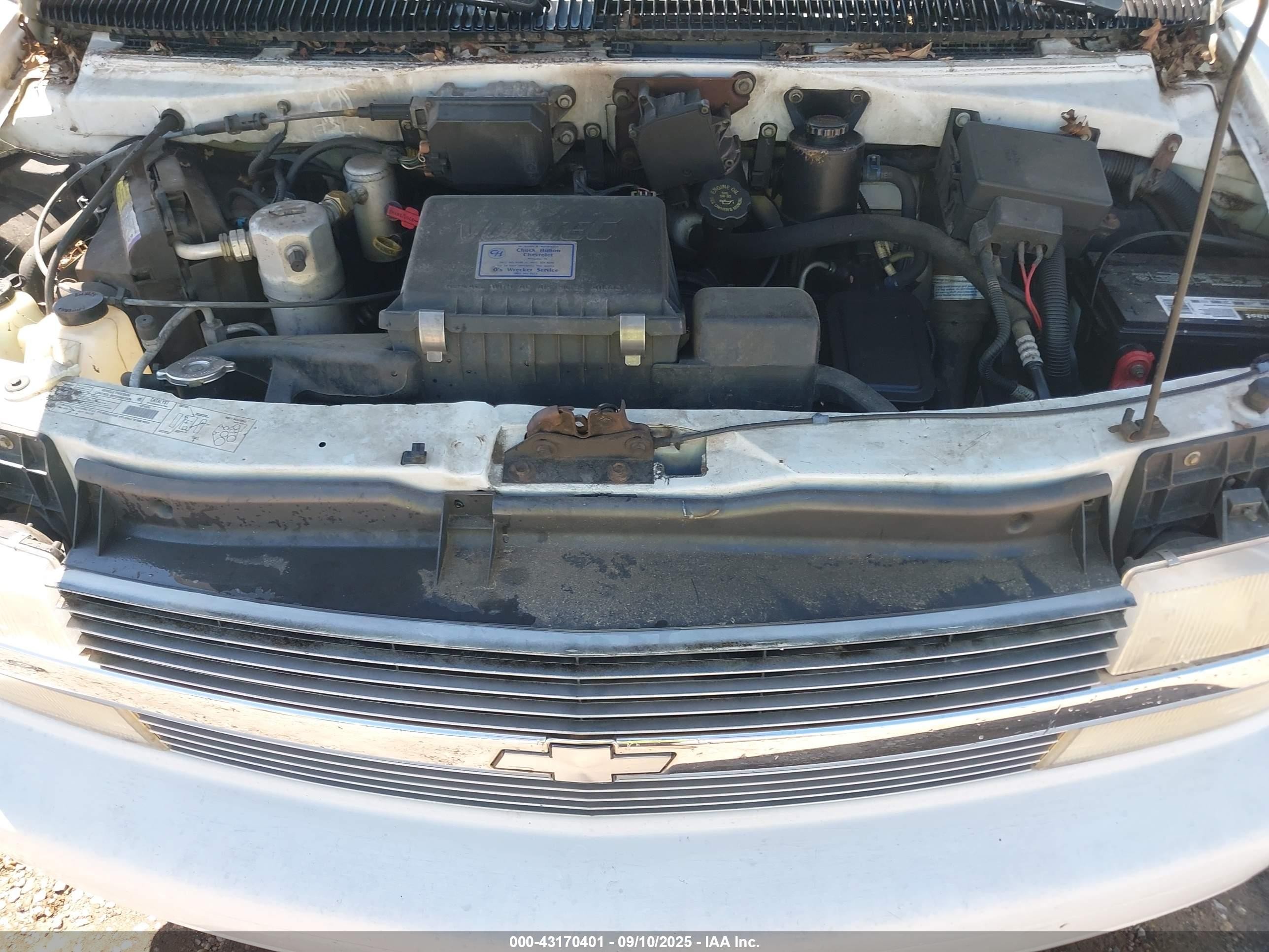 2000 Chevrolet Astro   White vin: 1GNDM19W5YB144945