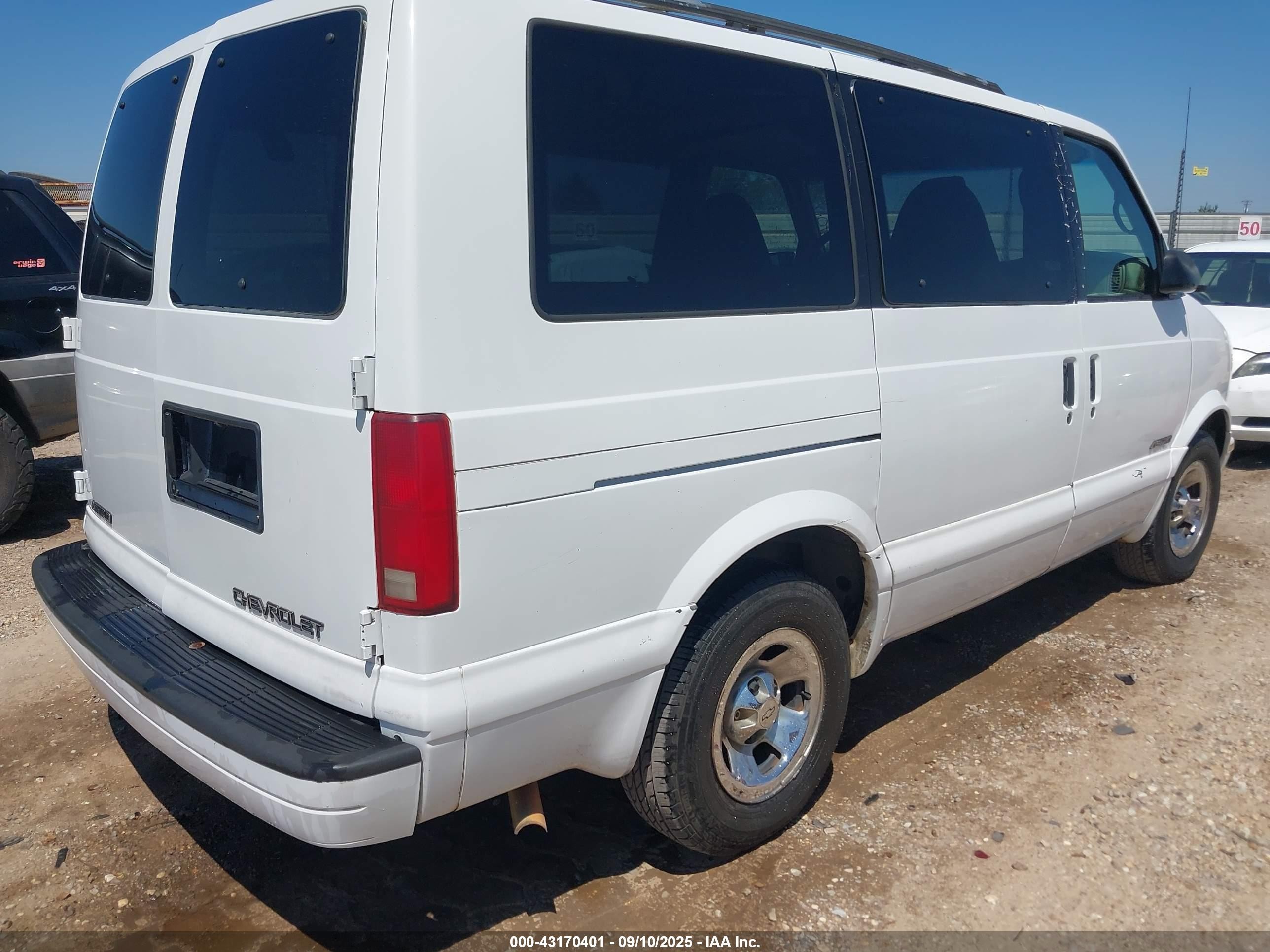 2000 Chevrolet Astro   White vin: 1GNDM19W5YB144945