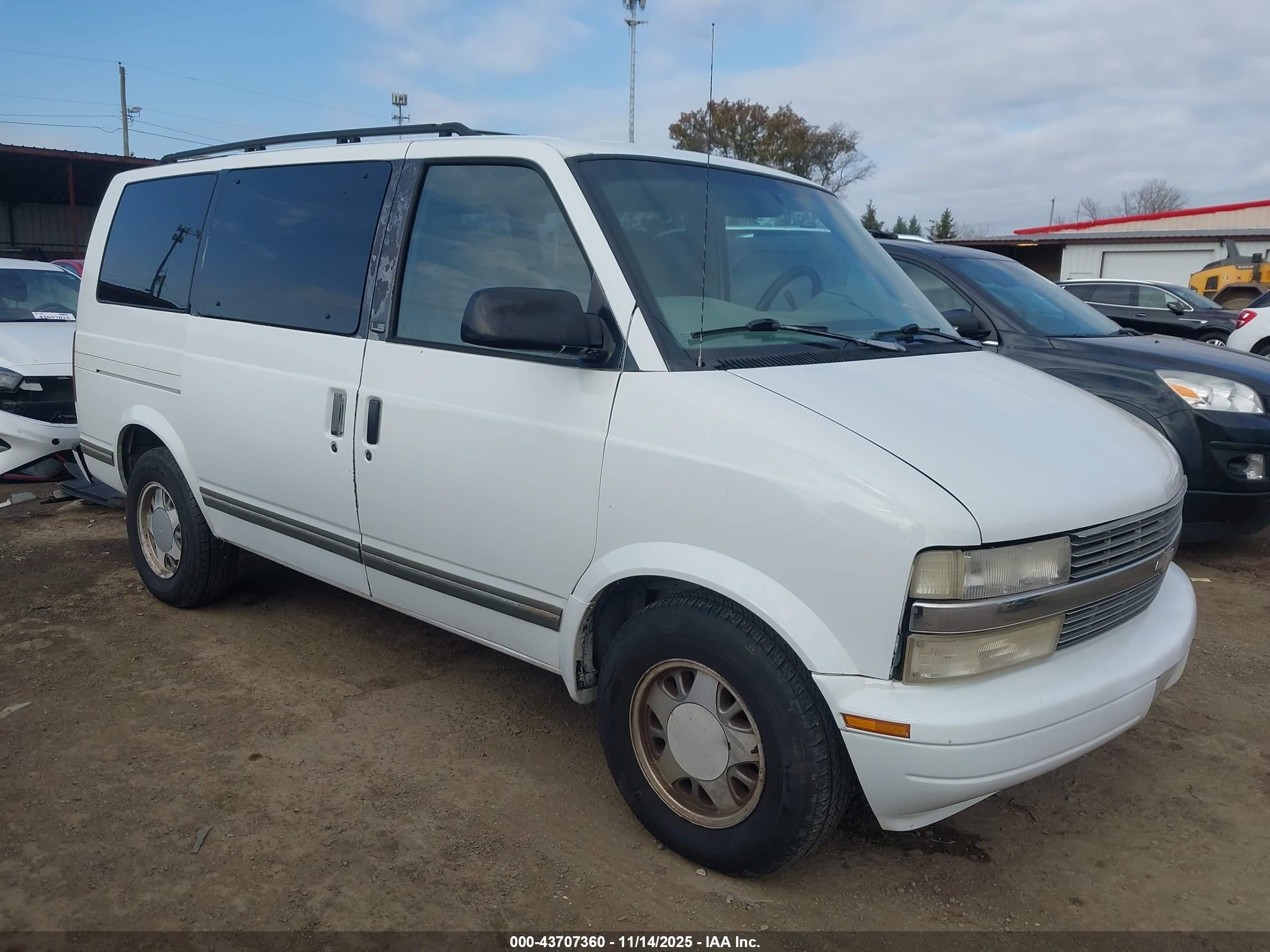 1996 Chevrolet Astro   White vin: 1GNDM19W6TB129797
