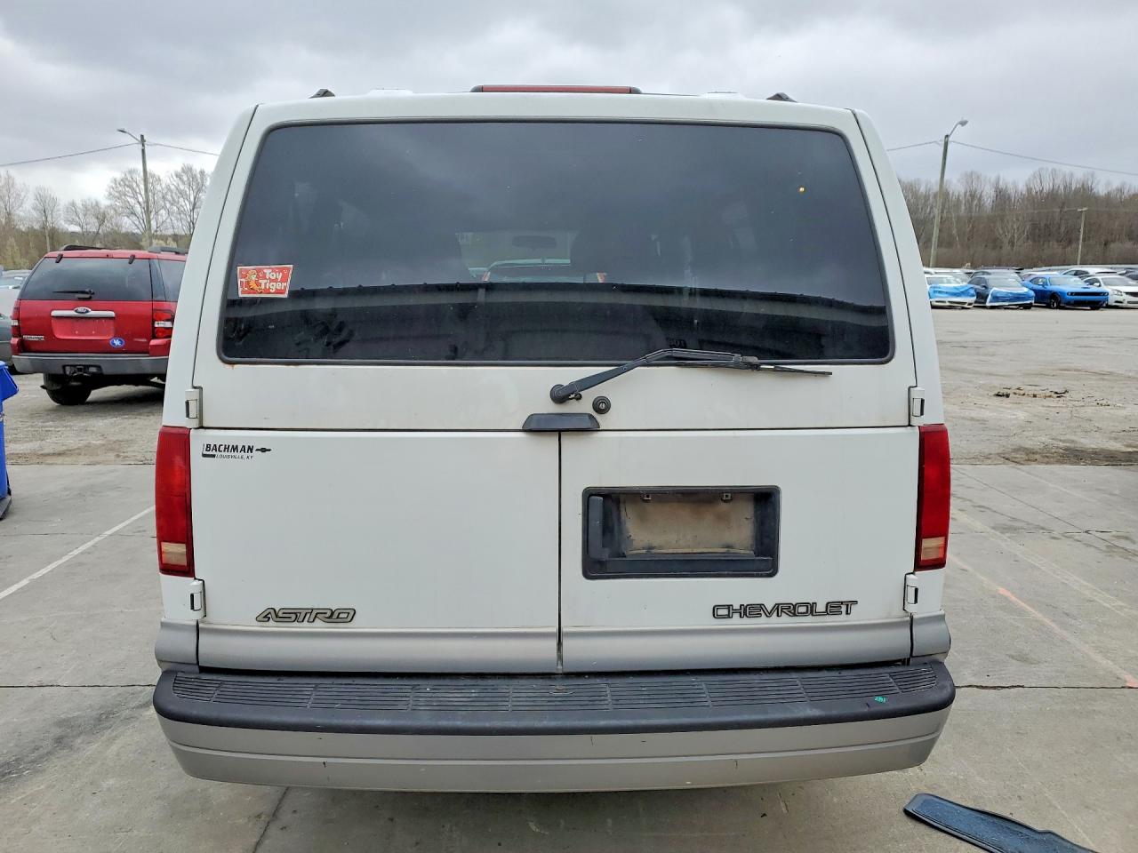 1999 Chevrolet Astro White vin: 1GNDM19W6XB154107