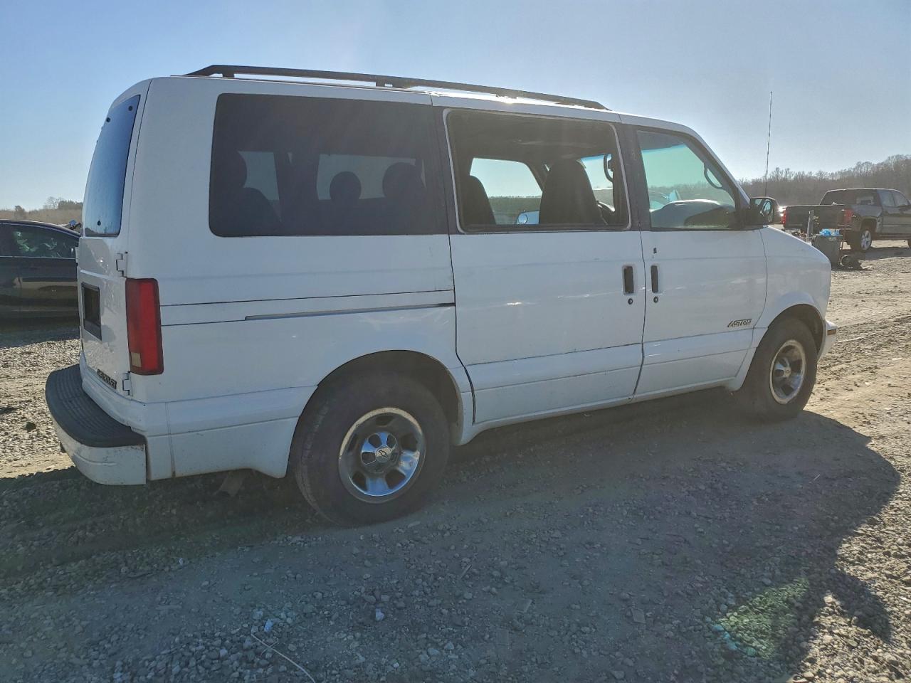 2000 Chevrolet Astro White vin: 1GNDM19W6YB164024